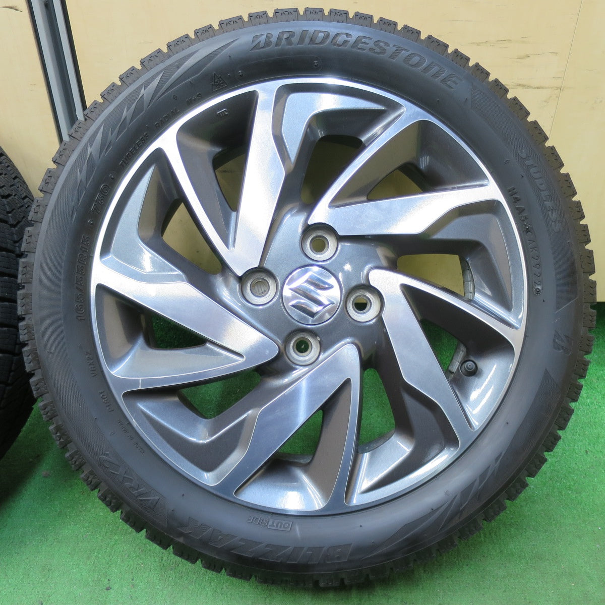 [送料無料] バリ溝！22年！キレイ！9分★スズキ MK32S MK42S スペーシア カスタム 純正 165/55R15 スタッドレス ブリヂストン ブリザック VRX2 15インチ PCD100/4H★4112801イス