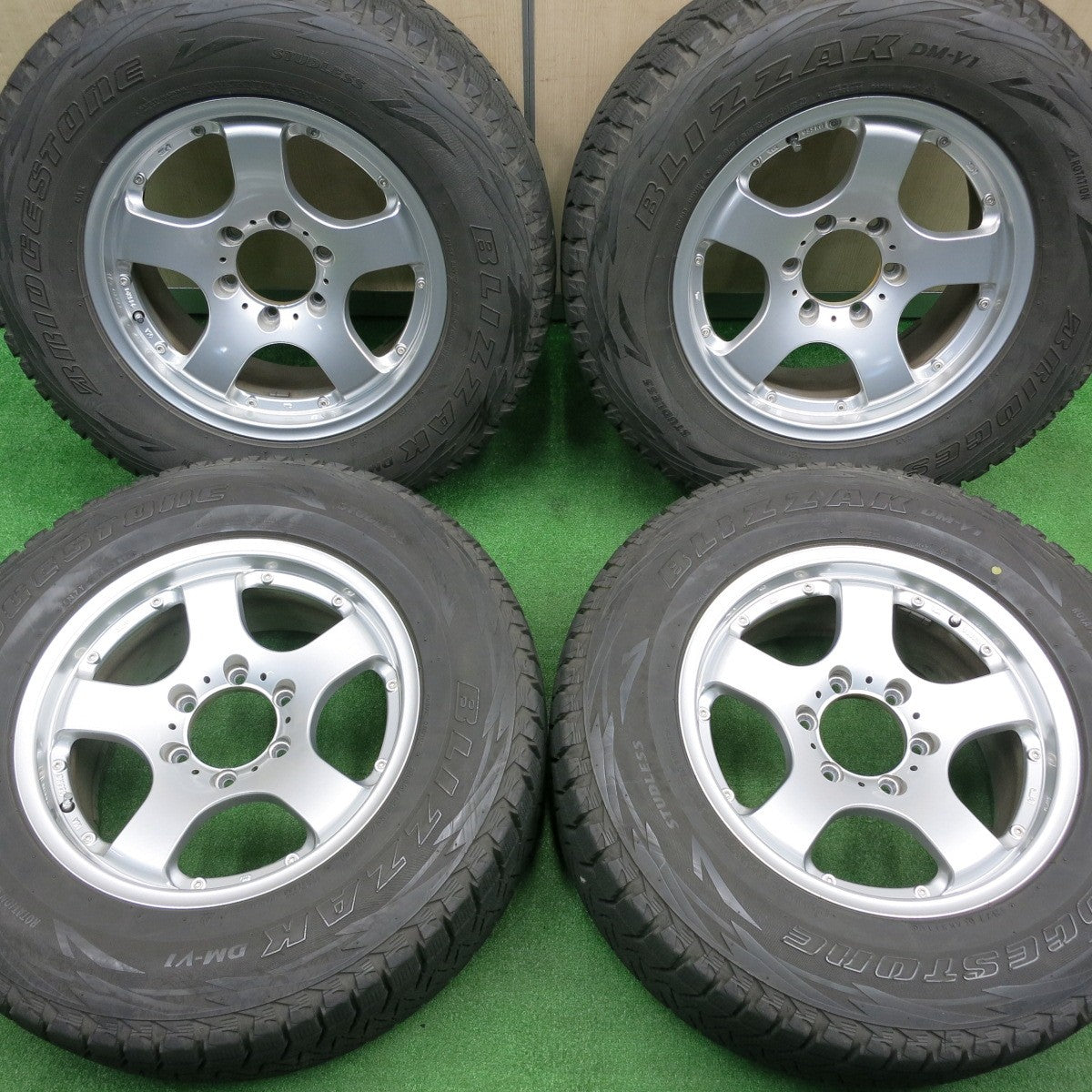 [送料無料] バリ溝！キレイ！8.5分★プラド 等 265/65R17 スタッドレス ブリヂストン ブリザック DM-V1 社外 アルミ 17インチ PCD139.7/6H★4112201NJス