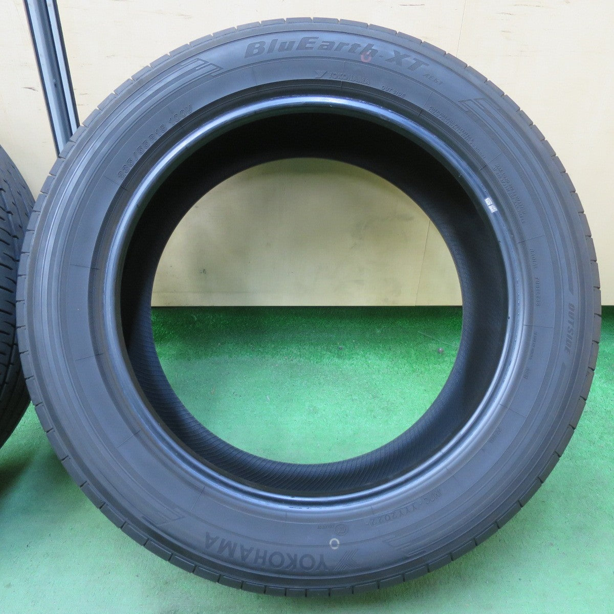 バリ溝！22年！9.5分！2本★235/55R18 ヨコハマ BluEarth-XT AE61 タイヤ 18インチ ハリアー NX GLB XC40 等★5042812イノタ