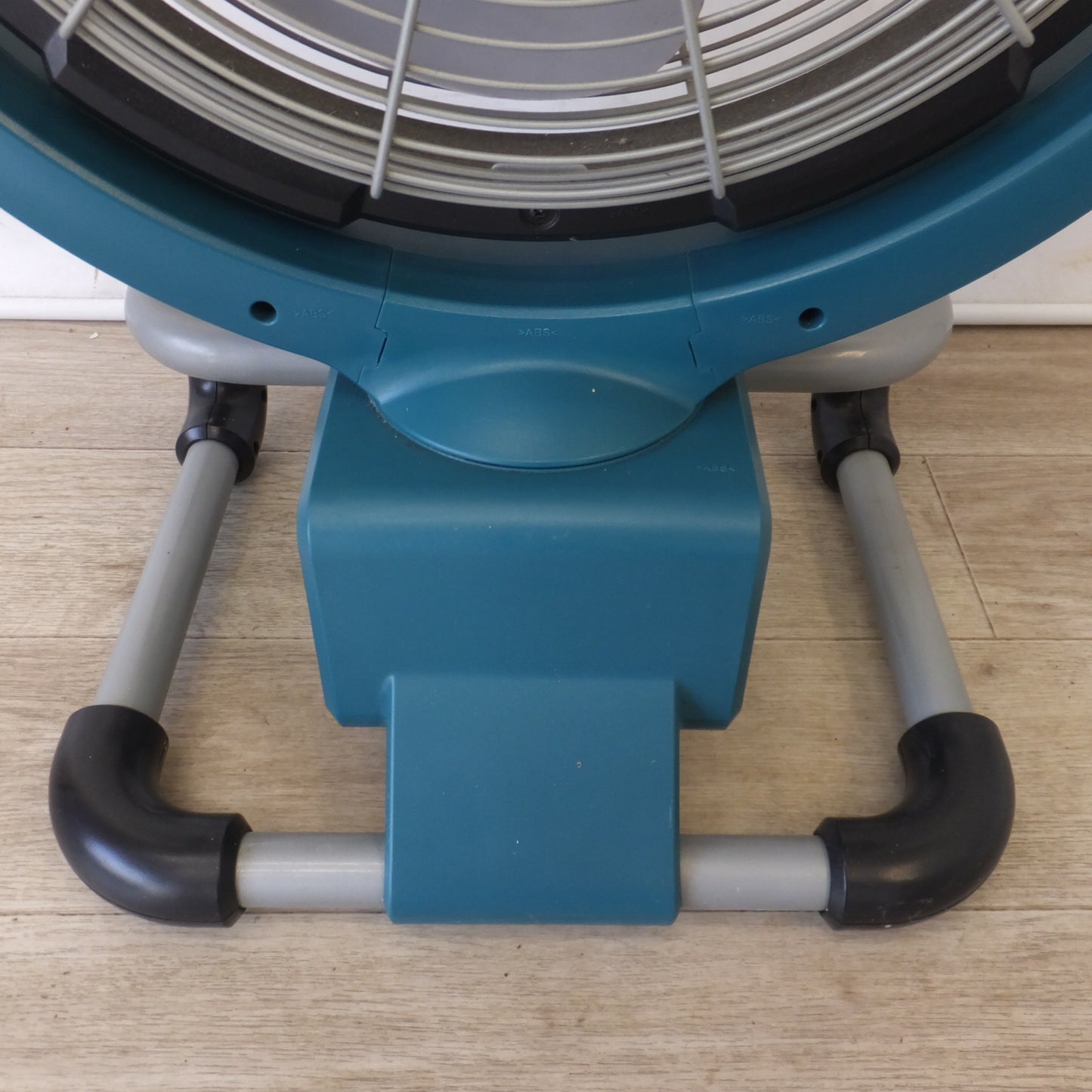 [送料無料] ★マキタ makita 充電式産業扇 CF300D 　ACアダプタ K42A120350J　セット　バッテリ なし★