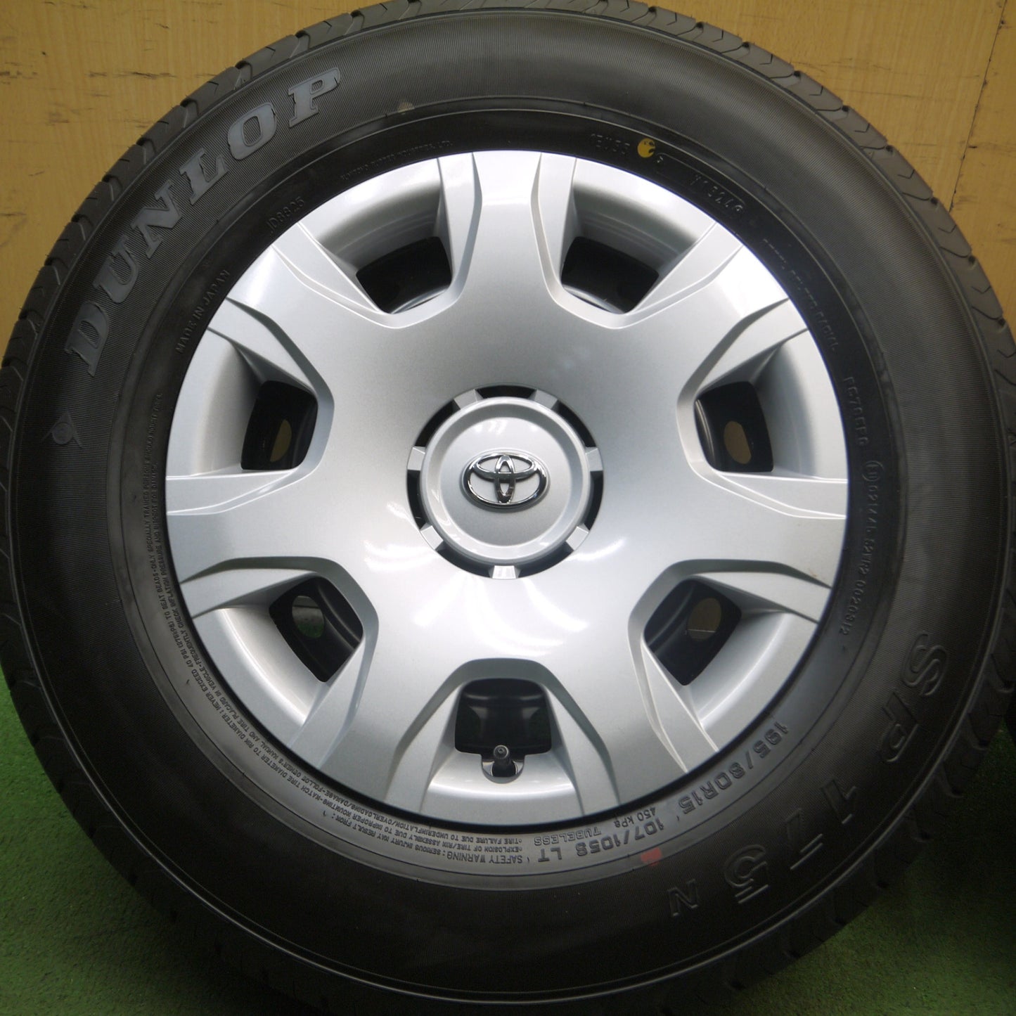 *送料無料* 新車外し！24年★トヨタ 200系 ハイエース 純正 スチール 195/80R15 107/105S ダンロップ SP175N PCD139.7/6H★4061408Hノ