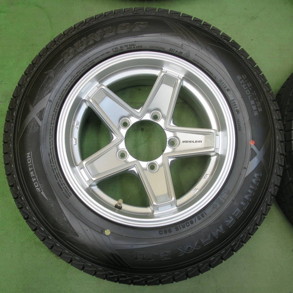 バリ溝！24年！キレイ！9.5分以上★KEELER 195/80R15 スタッドレス ダンロップ ウインターマックス SJ8 + キーラー 15インチ PCD139.7/5H★5112402イス