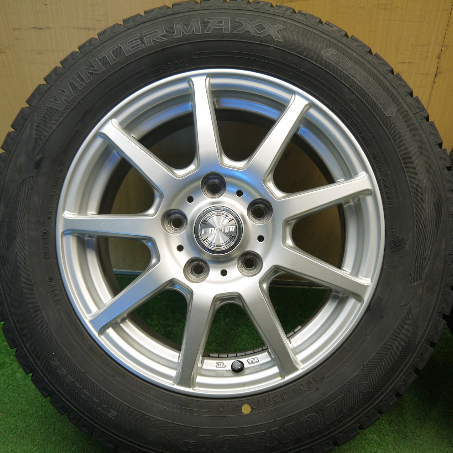 バリ溝！キレイ！9分★スタッドレス 195/65R15 ダンロップ ウインターマックス WM02 ravrion ラブリオン 15インチ PCD114.3/5H★6030402Hス