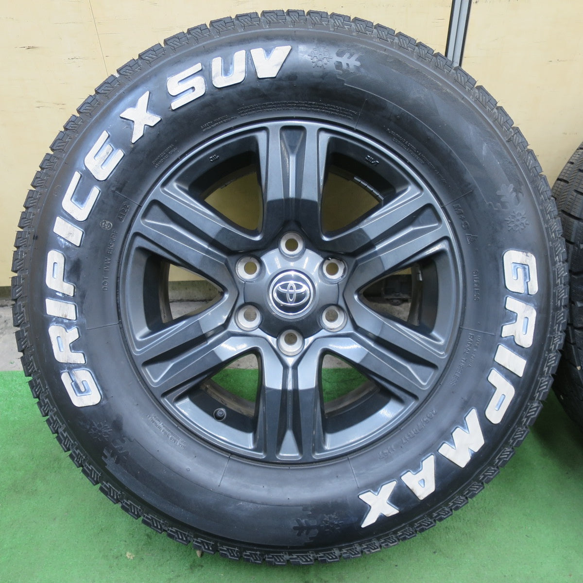 バリ溝！22年！キレイ！9.5分以上★トヨタ GUN125 後期 ハイラックス 純正 265/70R17 スタッドレス グリップマックス GRIP ICE X SUV ホワイトレター 17インチ PCD139.7/6H★6013105ナス