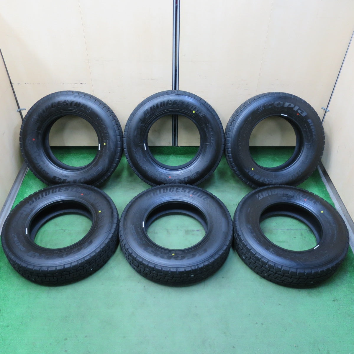 [送料無料] 新車外し！24年！ほぼ未使用★トラック バス タイヤ 205/85R16 117/115N ブリヂストン エコピア M812 ミックス 16インチ★5022801イノタ