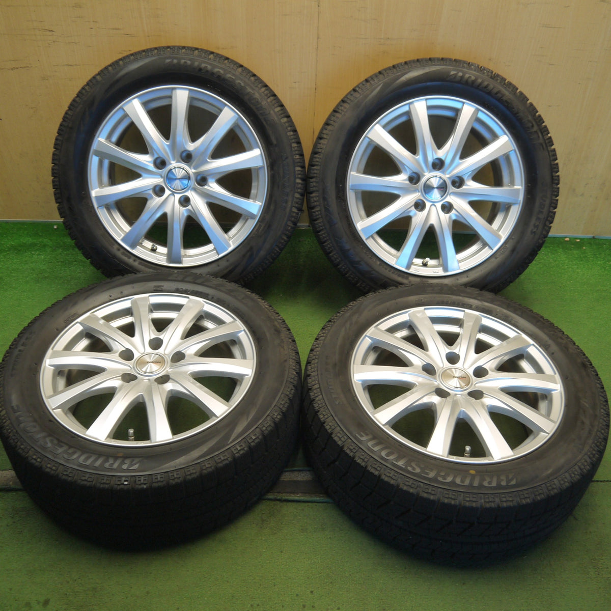 バリ溝！キレイ！9.5分以上◎スタッドレス 205/55R16 ブリヂストン ブリザック VRX ravrion RS01 ラブリオン 16インチ PCD114.3/5H◎6082505Hス