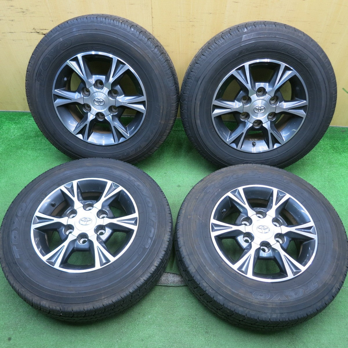 バリ溝！9.5分★トヨタ 200系 ハイエース 純正 OP 195/80R15 107/105L トーヨー V-02e 15インチ PCD139.7/6H★5052304HAノ