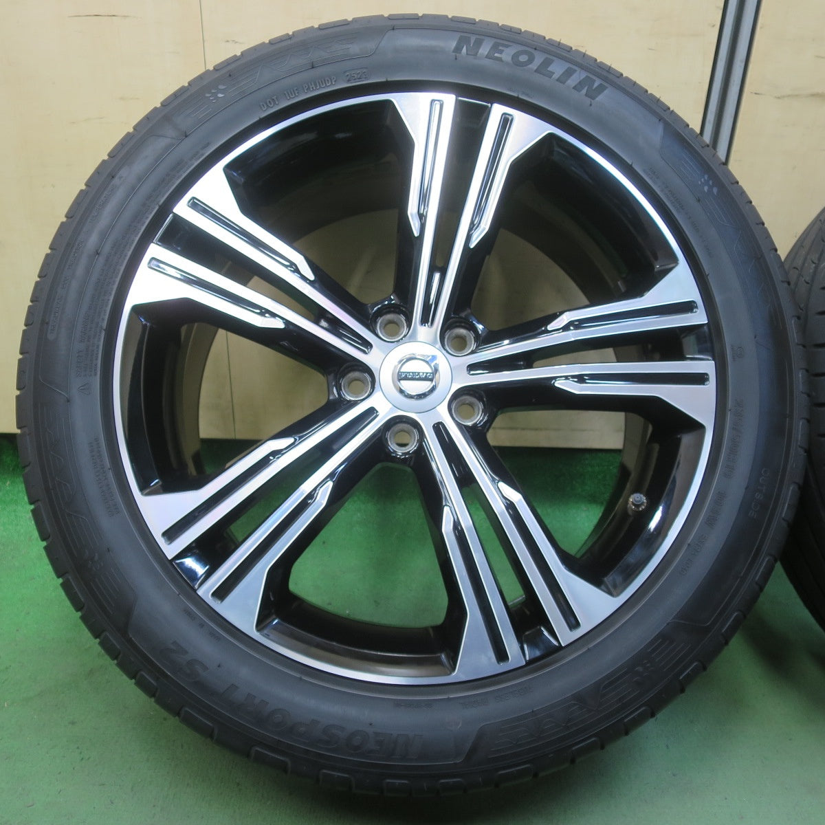 バリ溝！23年！キレイ！8.5分★ボルボ XC40 純正 235/50R19 ネオリン NEOSPORT S2 19インチ PCD108/5H★6052904イノ