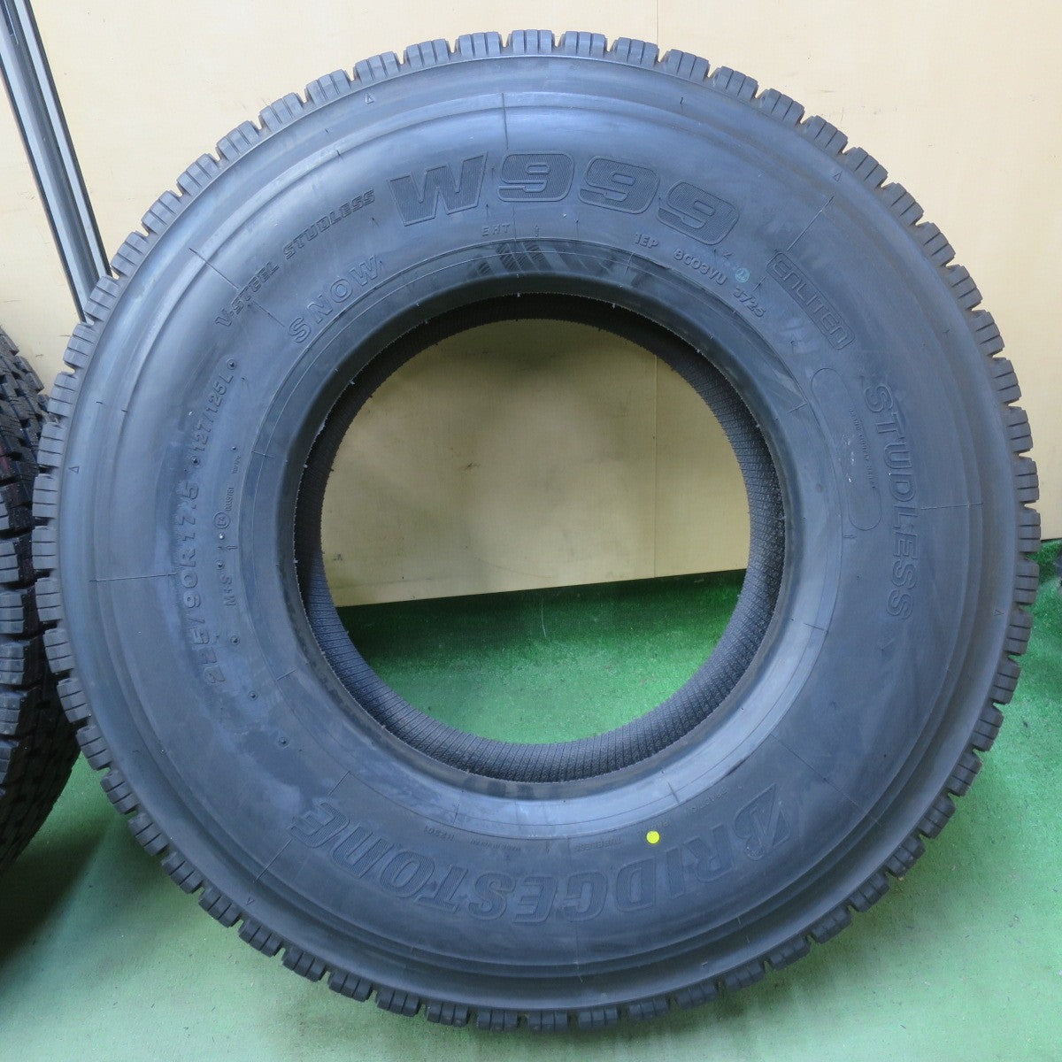 未使用！25年！2本★トラック タイヤ 225/90R17.5 127/125L スタッドレス ブリヂストン W999 17.5インチ★6062102イスタ