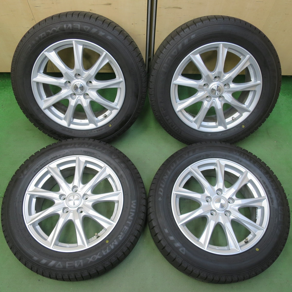 バリ溝！23年！キレイ！9.5分以上◎スタッドレス 215/60R17 ダンロップ ウインターマックス 03 DUFACT デュファクト 17インチ PCD114.3/5H◎6062703イス