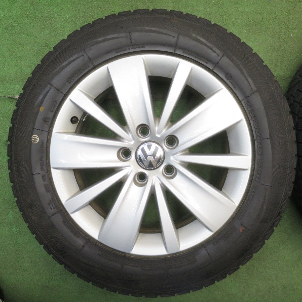 バリ溝！キレイ！9.5分★ワーゲン シャラン 純正 215/60R16 スタッドレス アイリンク ウインター IL868 マキシス アークティックトレッカー 16インチ PCD112/5H★6051903NJス