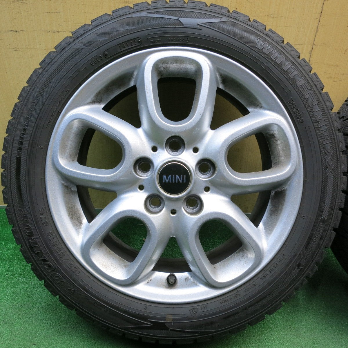 バリ溝！23年！9.5分★MINI F55 F56 ミニ クーパー 純正 195/55R16 スタッドレス ダンロップ ウインターマックス WM02 16インチ PCD112/5H★6043006HAス