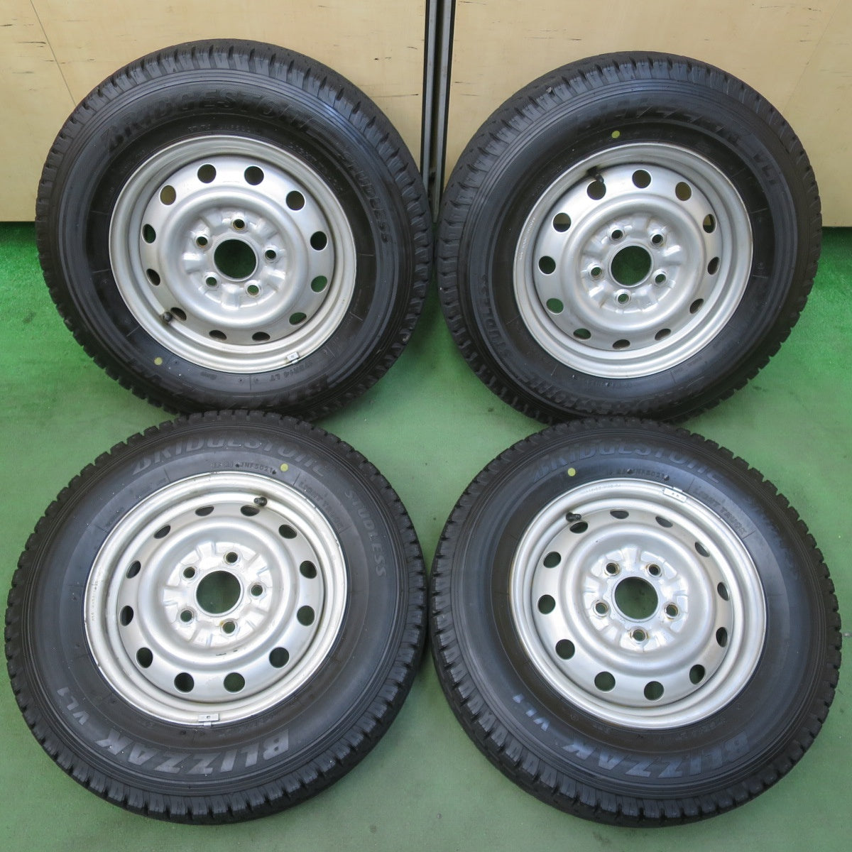 バリ溝！21年！9.5分★スタッドレス 175R14 8PR ブリヂストン ブリザック VL1 スチール ホイール 14インチ PCD114.3/5H★5112108イス