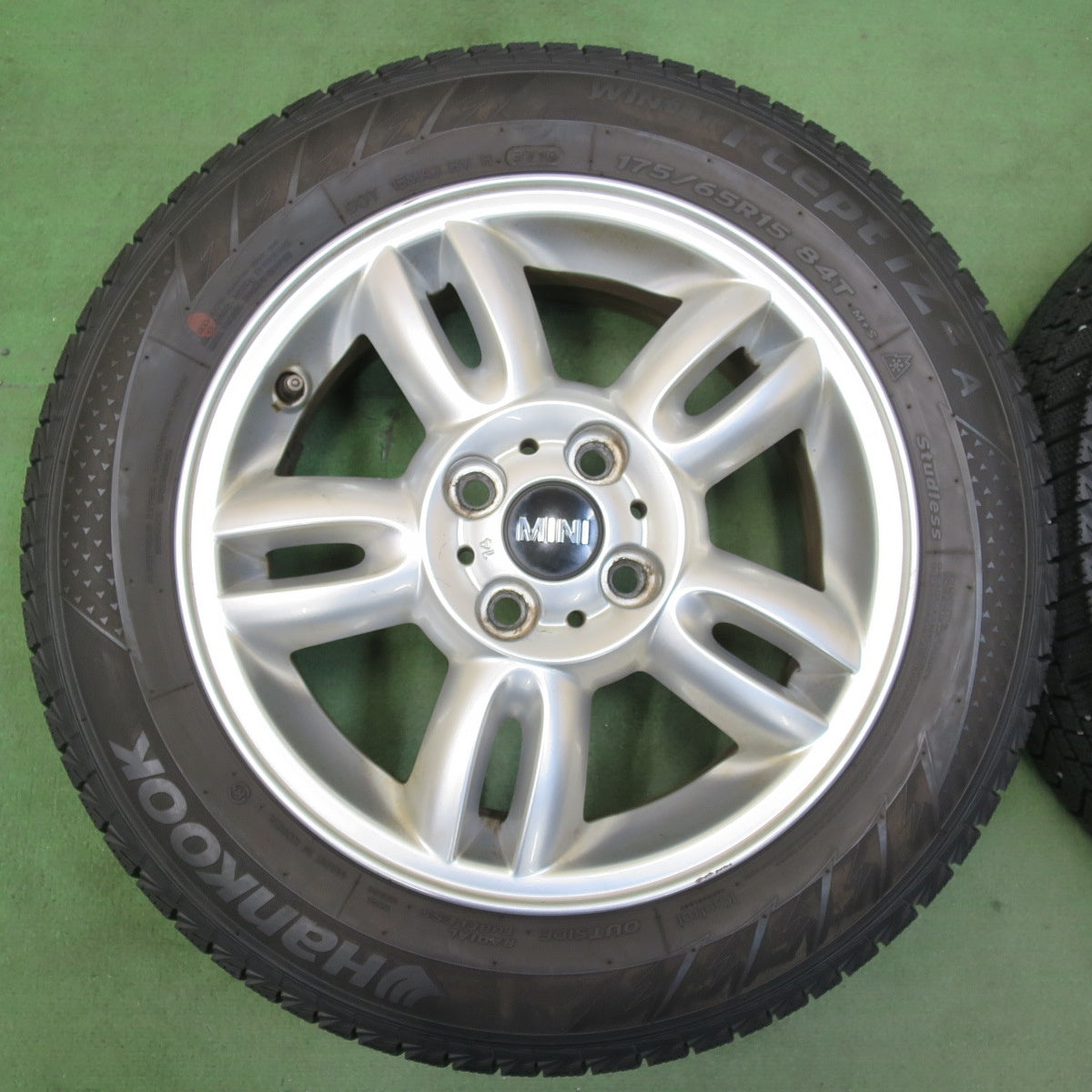 4本価格★MINI R56 ミニ クーパー 純正 175/65R15 スタッドレス ハンコック ウインター アイセプト IZ2A 15インチ PCD100/4H★5102408イス