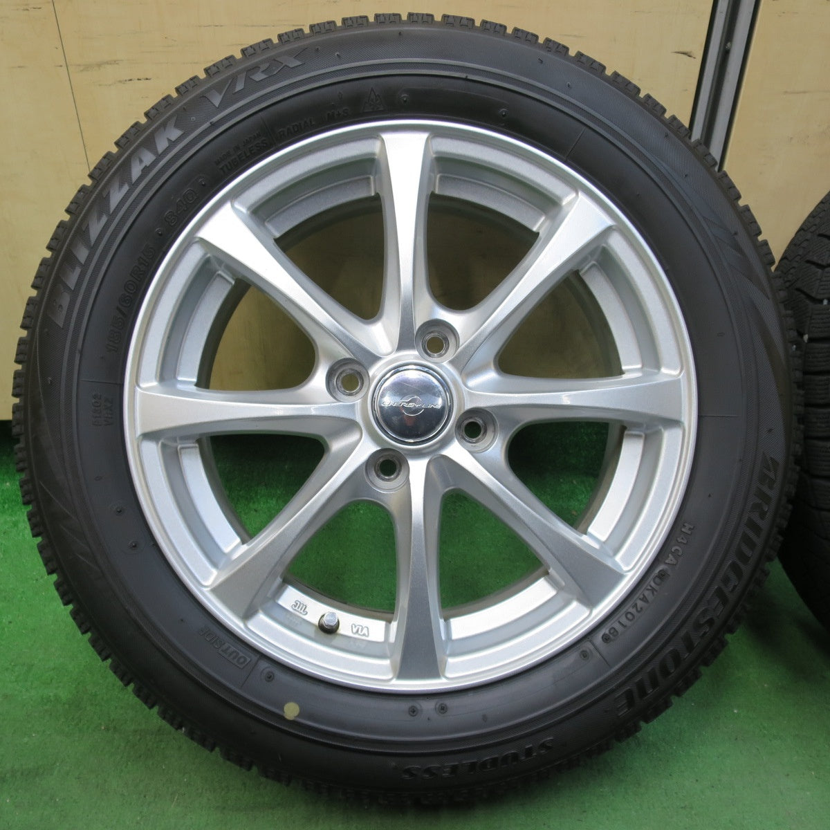 [送料無料] キレイ★スタッドレス 185/60R15 ブリヂストン ブリザック VRX ENERGY LINE エナジーライン 15インチ PCD100/4H★5012105イス