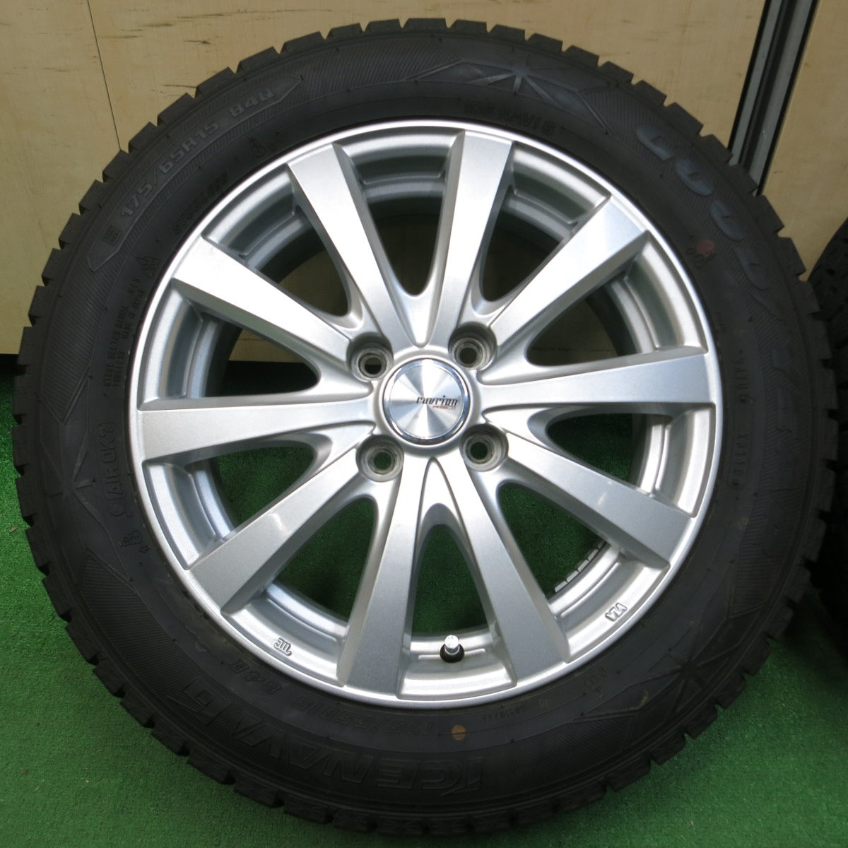 *送料無料* バリ溝！キレイ！9分★スタッドレス 175/65R15 グッドイヤー アイスナビ6 ravrion RS01 ラブリオン 15インチ PCD100/4H★4050101イス