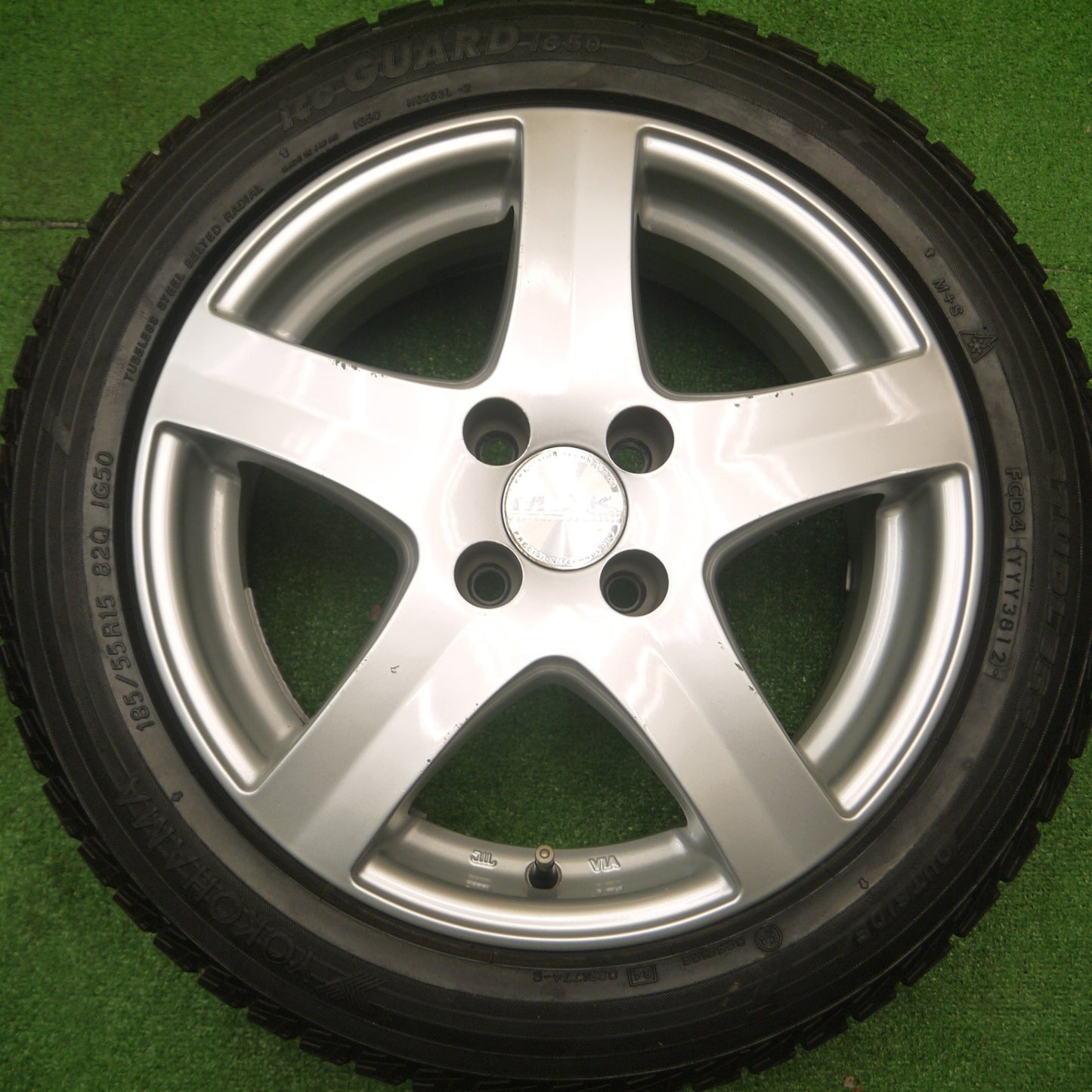 [送料無料] バリ溝！9.5分★フィアット 500 等 MAK 185/55R15 スタッドレス ヨコハマ アイスガード iG50 15インチ PCD98/4H★4091701Hス
