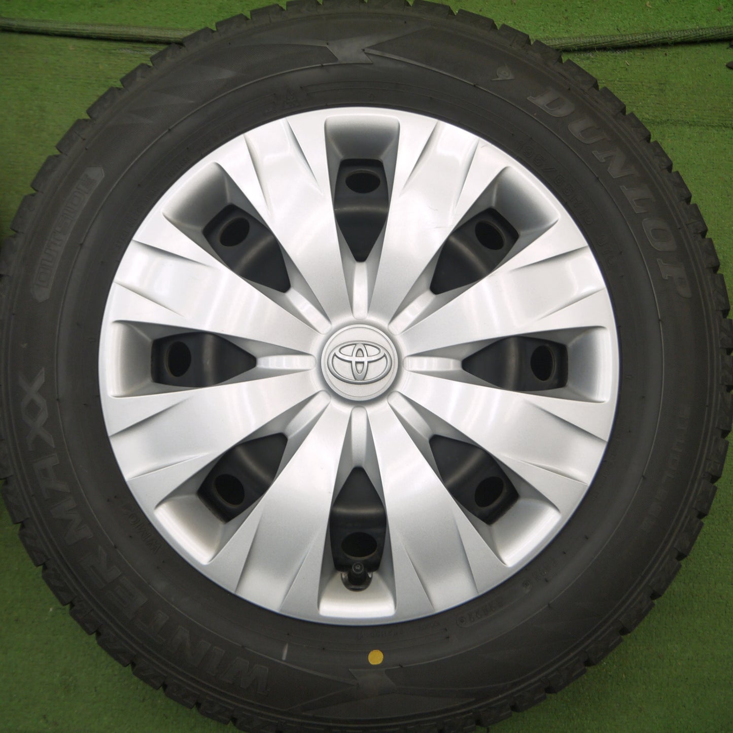 *送料無料* バリ溝！22年！キレイ！9.5分★トヨタ 80系 ヴォクシー 純正 スチール 195/65R15 スタッドレス ダンロップ ウインターマックス WM02 PCD114.3/5H★4053102Hス