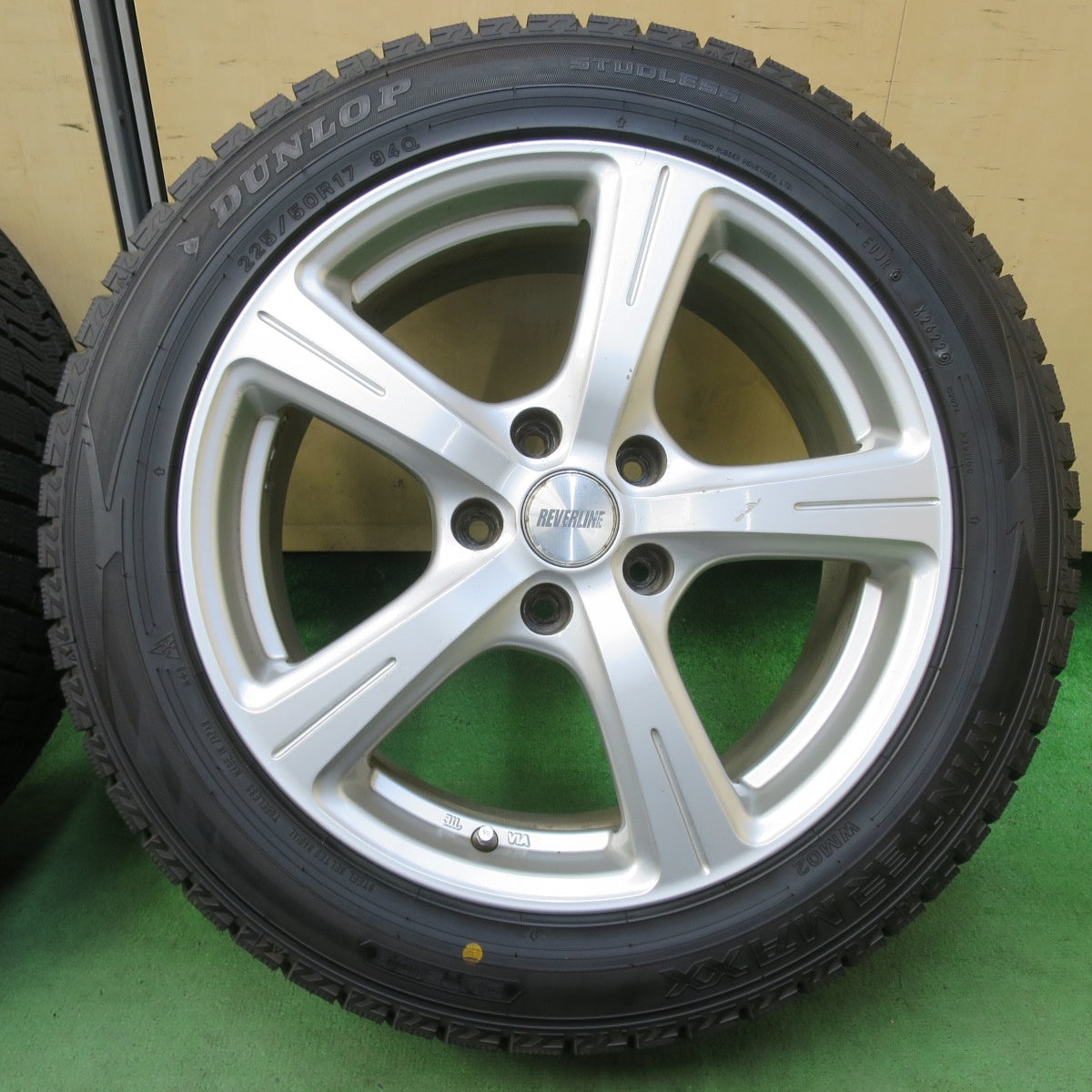 タイヤほぼ未使用！22年★スタッドレス 225/50R17 ダンロップ ウインターマックス WM02 REVERLINE リバーライン 17インチ PCD114.3/5H★5042804イス