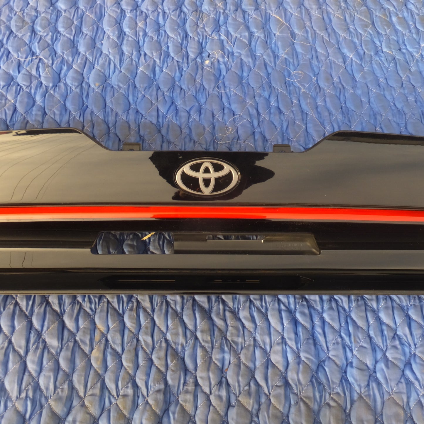 [送料無料] 岐阜発 新車外し★トヨタ TOYOTA 純正 プリウス 60系 リアゲートガーニッシュ ICHIKOH 47-135★