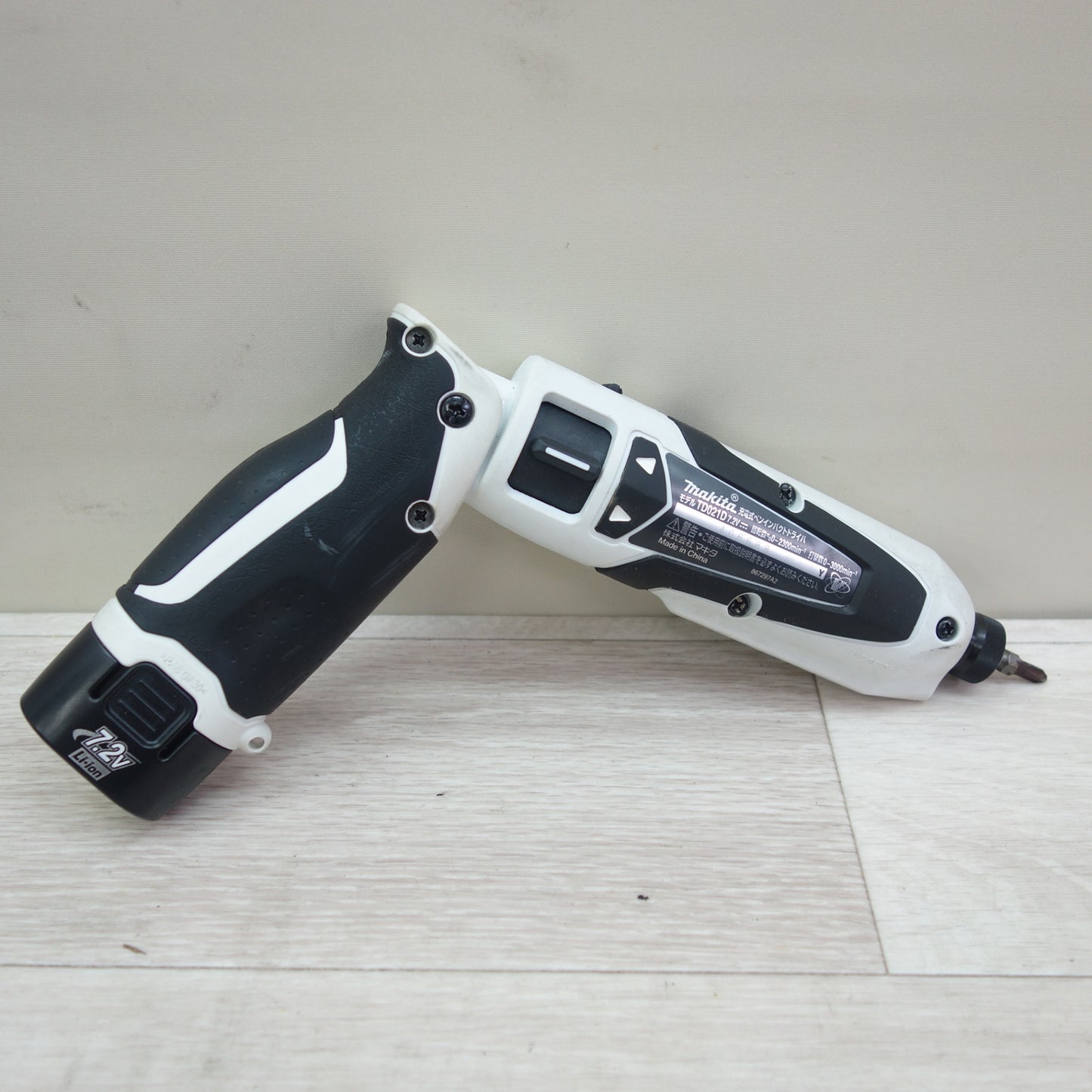 [送料無料] バッテリー2個☆マキタ 充電式 ペン インパクトドライバ TD021DSW 白 電動 工具 makita 7.2V☆