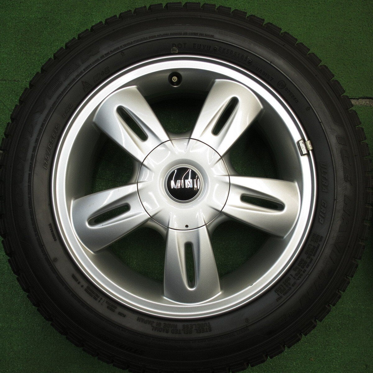 バリ溝！ほぼ10分★MINI ミニ クーパー 純正 175/65R15 スタッドレス グッドイヤー アイスナビ NH 15インチ PCD100/4H★5030511Hス