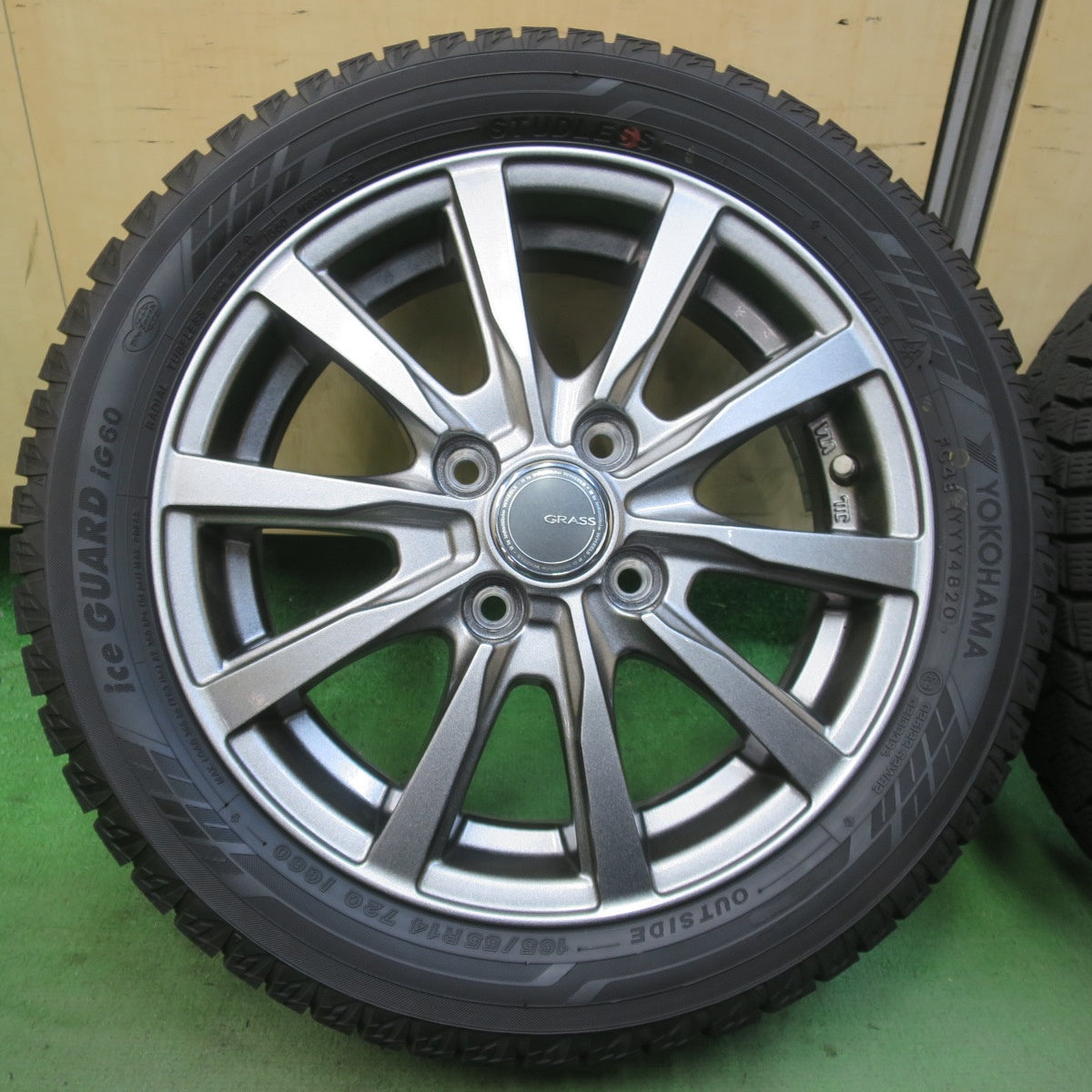 バリ溝！キレイ！9分★スタッドレス 165/55R14 ヨコハマ アイスガード iG60 GRASS グラス 14インチ 軽サイズ ライフ ゼスト 等 PCD100/4H★6040704イス