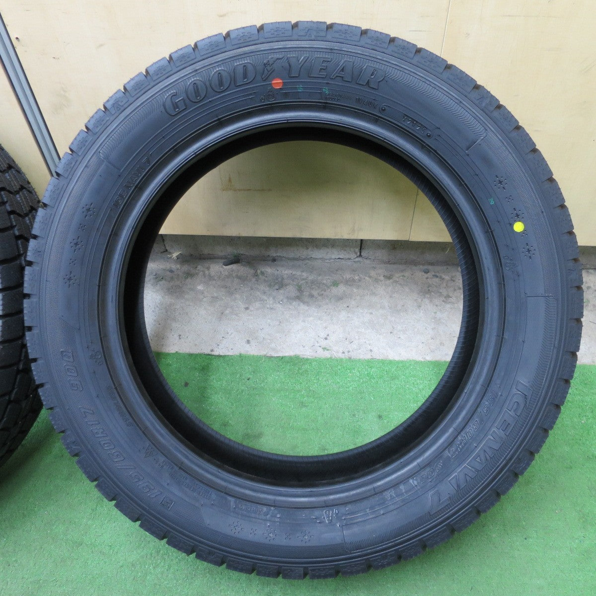 未使用！25年★スタッドレス 195/60R17 グッドイヤー アイスナビ7 タイヤ 17インチ ライズ ロッキー 60系 プリウス 等★6032704NGスタ
