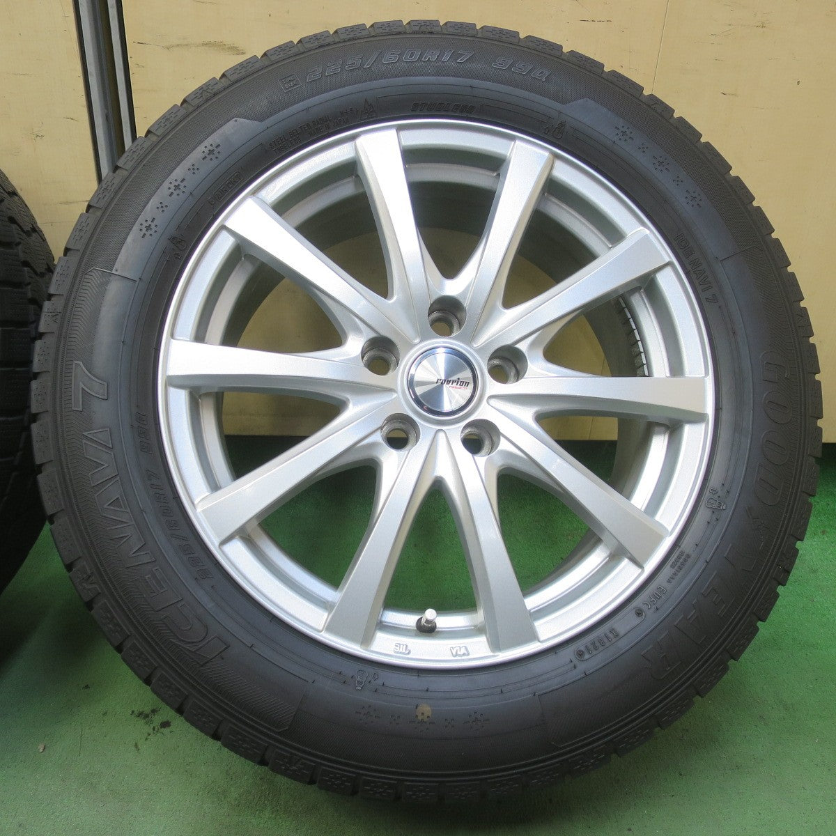 バリ溝！キレイ！8.5分◎スタッドレス 225/60R17 グッドイヤー アイスナビ7 ravrion RS01 ラブリオン 17インチ PCD114.3/5H◎6072603イス