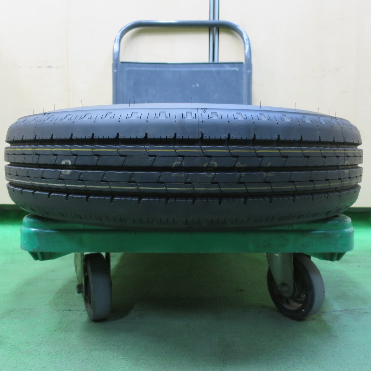 [送料無料] 新車外し！24年！ほぼ未使用★トラック タイヤ 205/75R16 113/111N ダンロップ エナセーブ SPLT 50A 16インチ★4092408イノタ