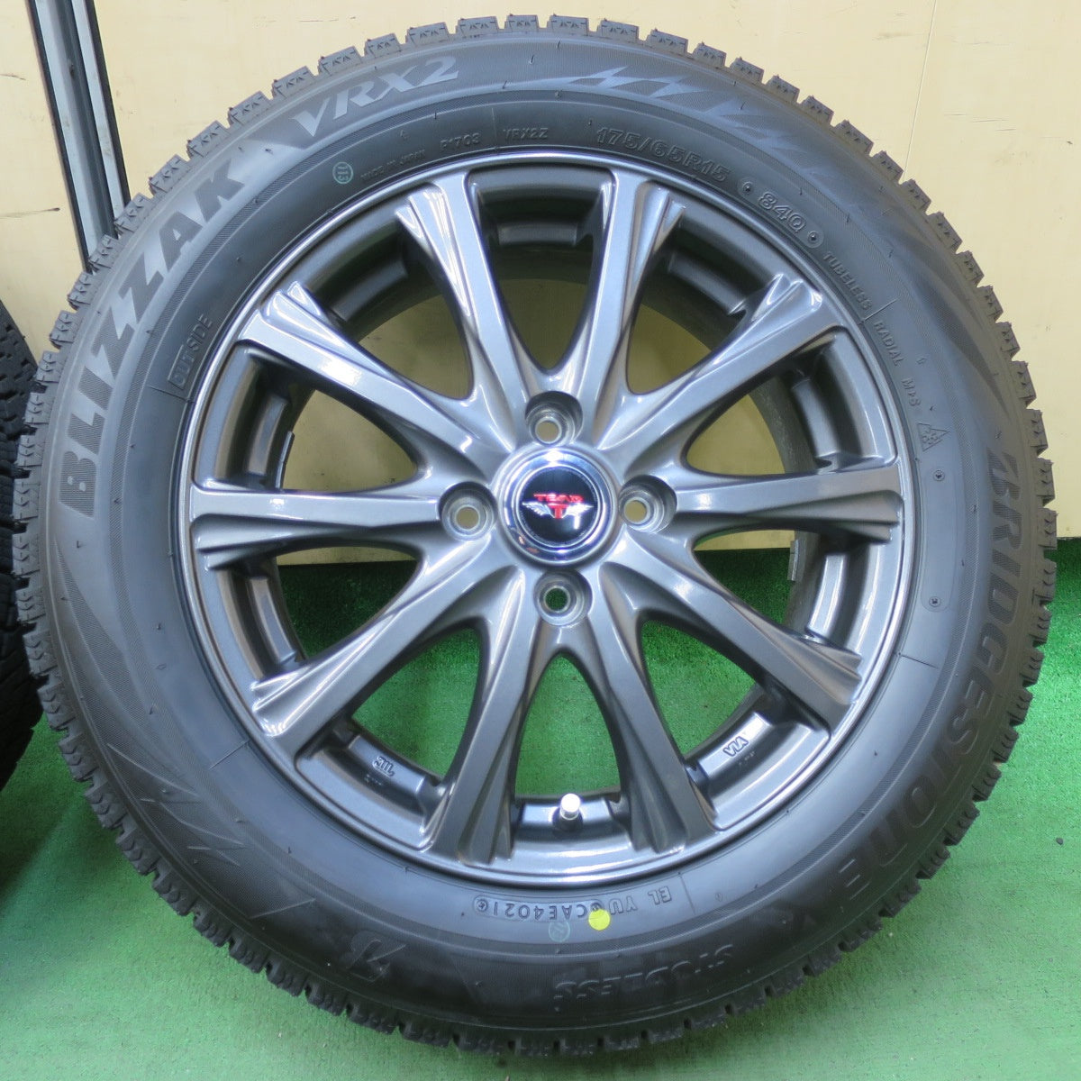 バリ溝！21年！キレイ！ほぼ10分★スタッドレス 175/65R15 ブリヂストン ブリザック VRX2 TEAD テッド 15インチ PCD100/4H★5101609イス