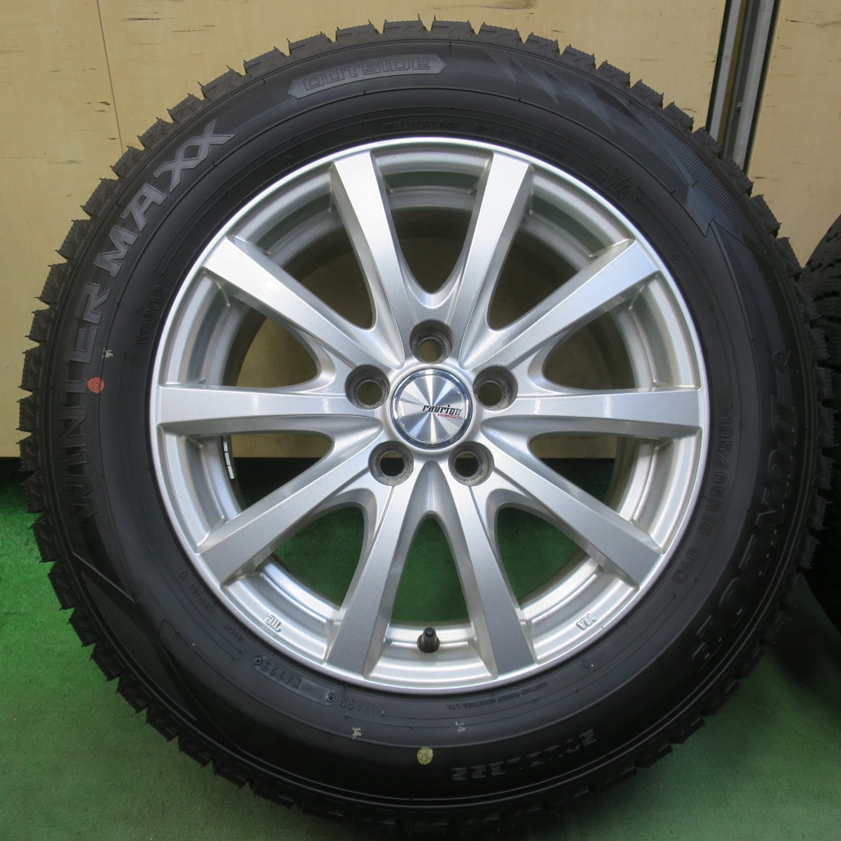 バリ溝！25年！キレイ！ほぼ10分◎プリウス 等 195/65R15 スタッドレス ダンロップ ウインターマックス WM02 ravrion RS01 ラブリオン 15インチ PCD100/5H◎6070803イス