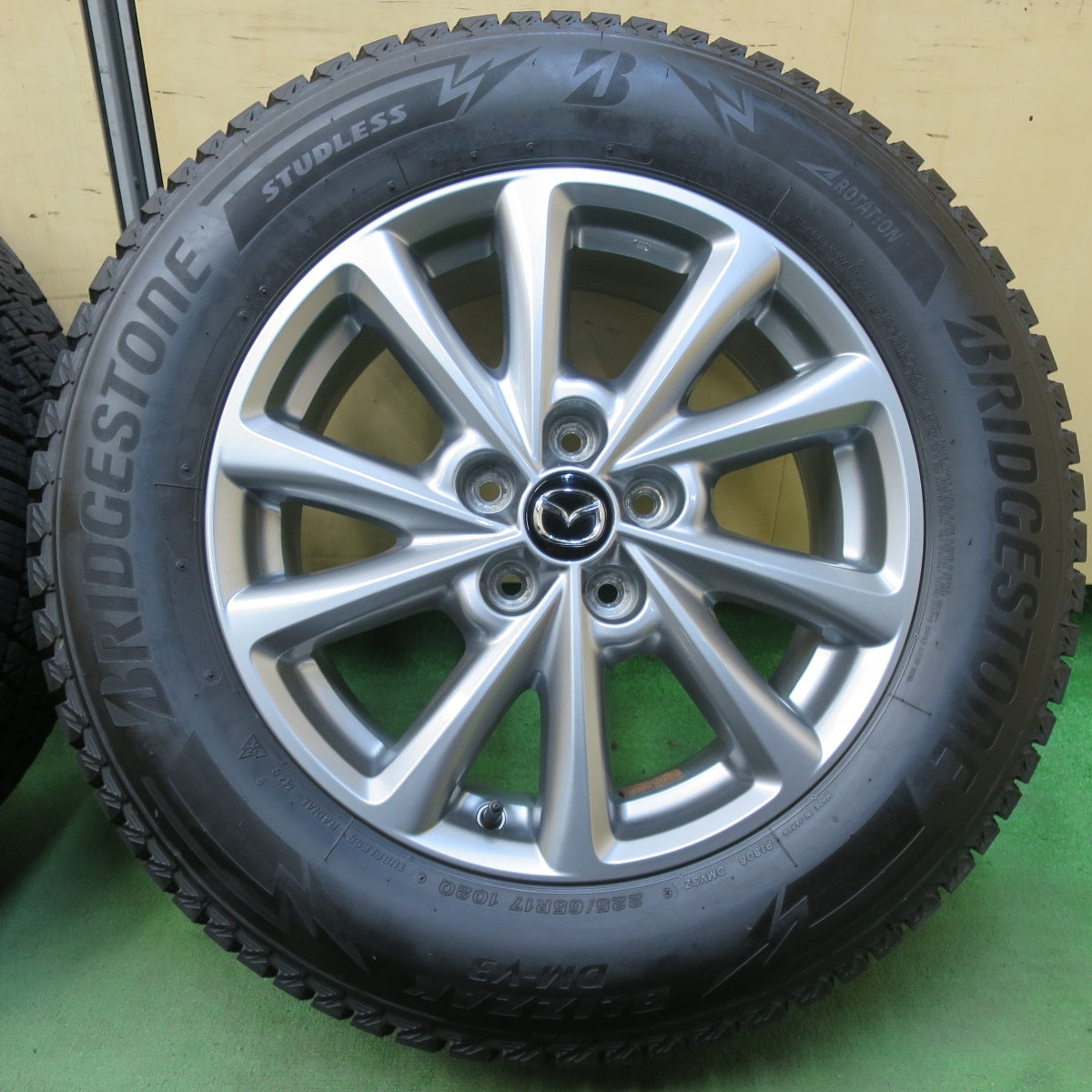 バリ溝！22年！キレイ！9.5分★マツダ CX-5 純正 225/65R17 スタッドレス ブリヂストン ブリザック DM-V3 17インチ CX5 PCD114.3/5H★5112202イス