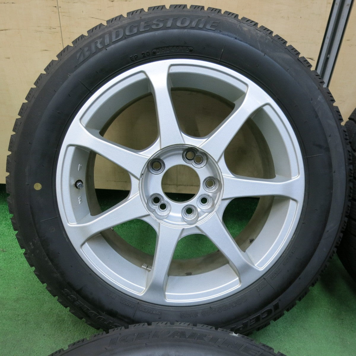 [送料無料] バリ溝！9分★スタッドレス 205/60R16 ブリヂストン アイスパートナー 社外 アルミ 16インチ PCD114.3/4H 5H マルチ★4121106SYス