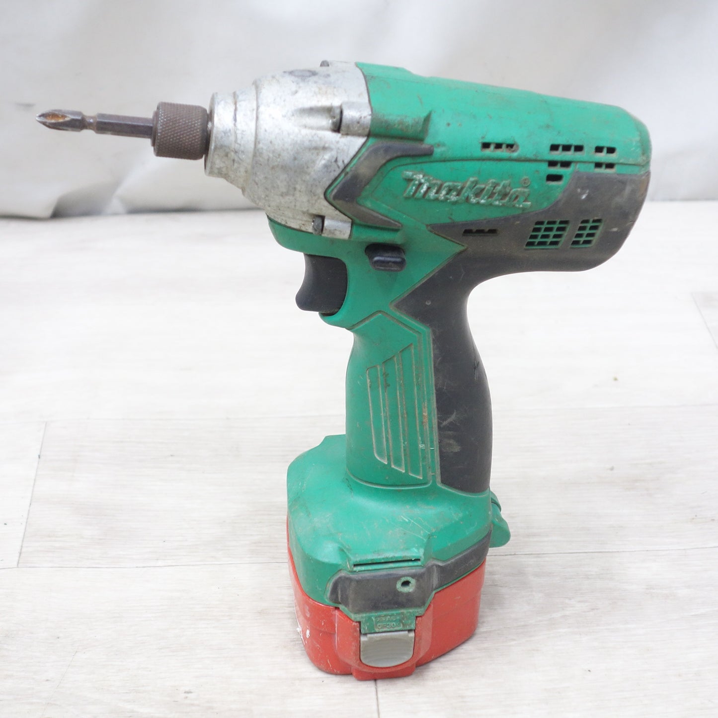 [送料無料] バッテリー2個！付属品付き◆マキタ 充電式 インパクトドライバ M694D 電動 工具 makita コードレス ジャンク品◆