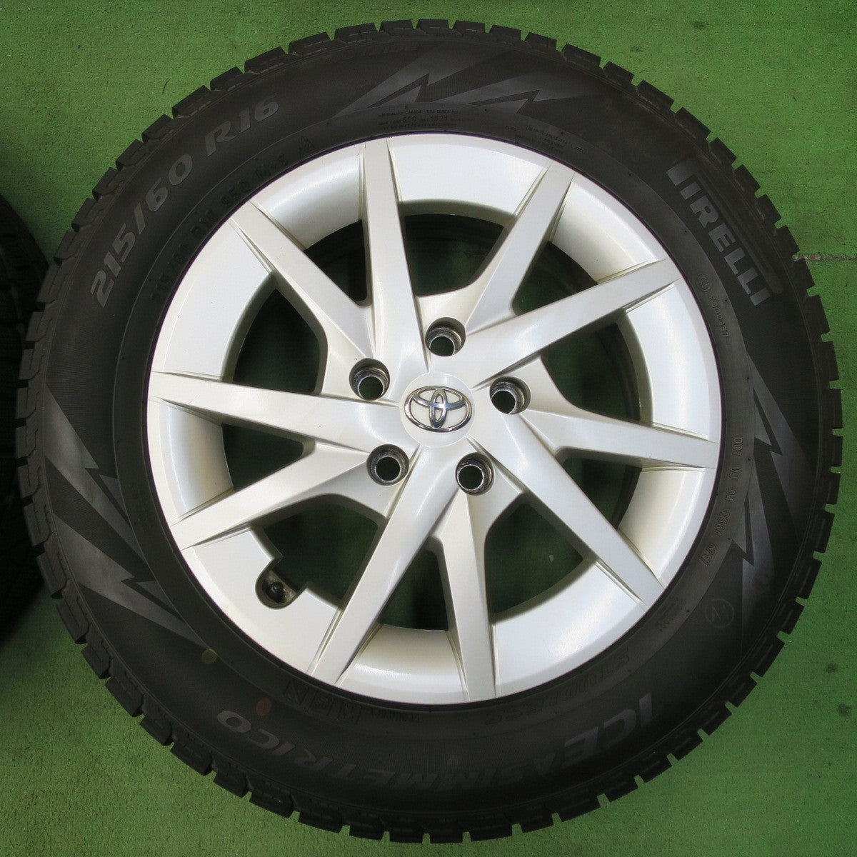 [送料無料] バリ溝！キレイ！9.5分★トヨタ プリウスα 純正 215/60R16 スタッドレス ピレリ アイスアシンメトリコ 16インチ PCD114.3/5H★5021502イス