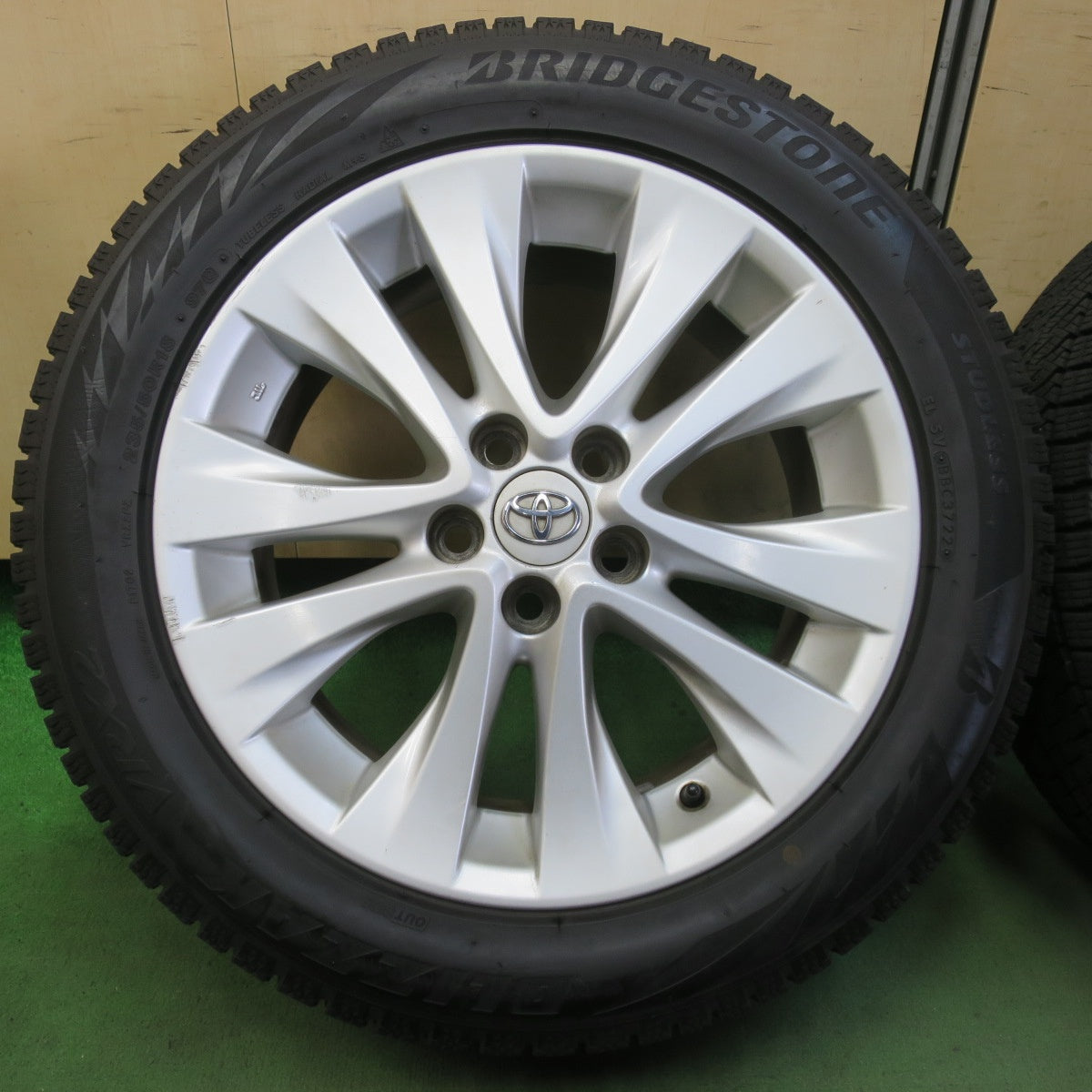 バリ溝！22年！9.5分★トヨタ 20系 アルファード ヴェルファイア 純正 235/50R18 スタッドレス ブリヂストン ブリザック VRX2 18インチ PCD114.3/5H★5110810イス