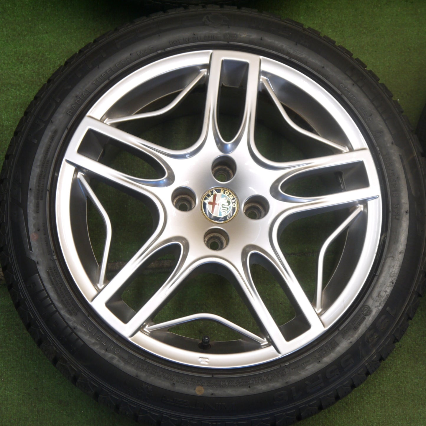 バリ溝！22年！9.5分★アルファロメオ ミト 純正 195/55R16 スタッドレス モモ NORTH POLE 16インチ PCD98/4H★6053106KKス