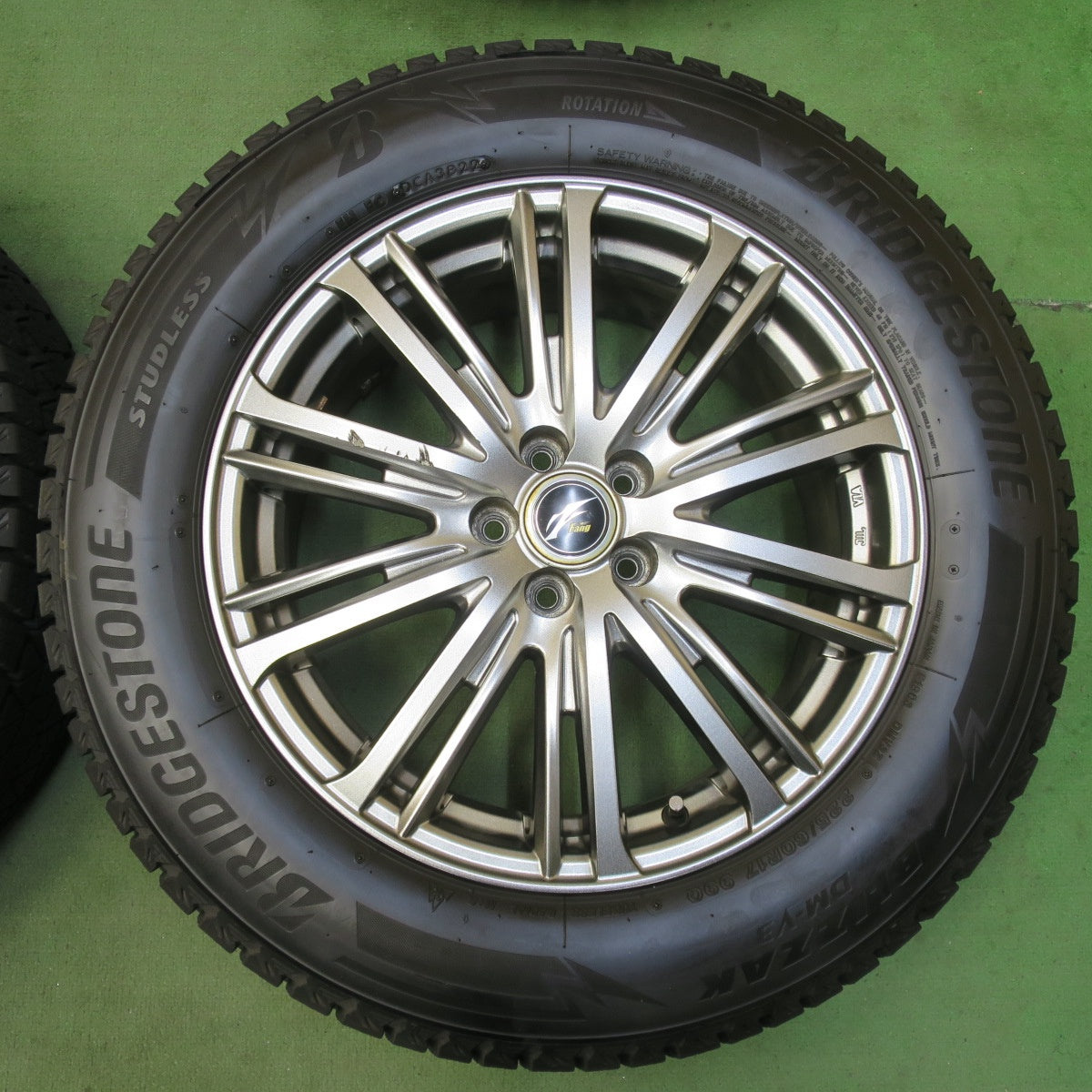 バリ溝！22年！9.5分★フォレスター XV 等 225/60R17 スタッドレス ブリヂストン ブリザック DM-V3 Fang ファング 17インチ PCD100/5H★5103010イス