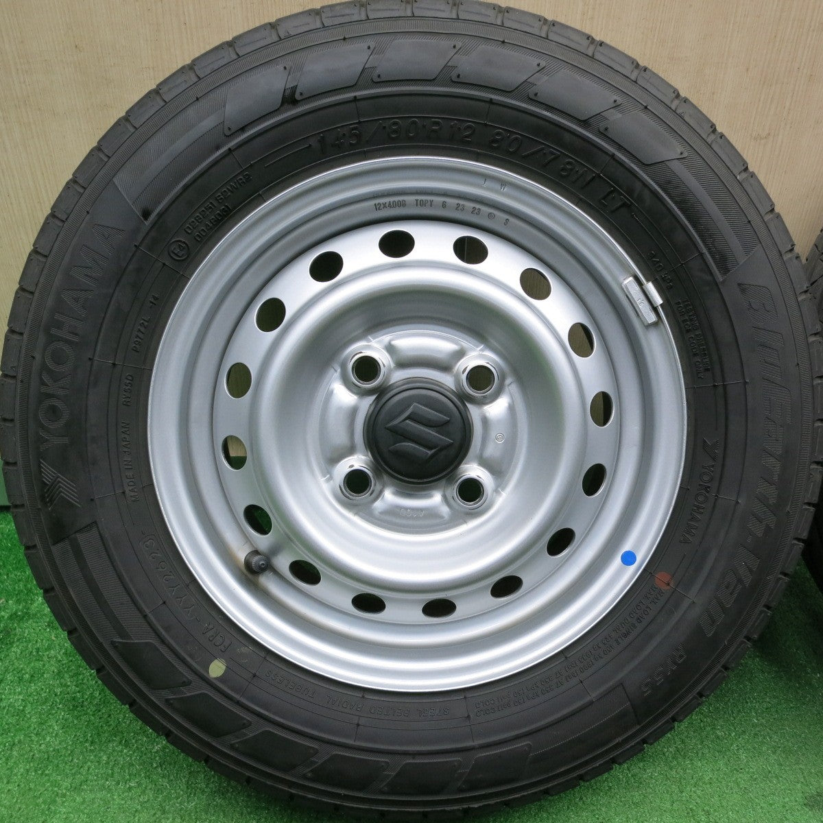 [送料無料] バリ溝！23年！キレイ！8.5分★スズキ キャリイ エブリイ 等 純正 スチール 145/80R12 80/78N ヨコハマ BluEarth-Van RY55 12インチ PCD100/4H★5011208HAノ
