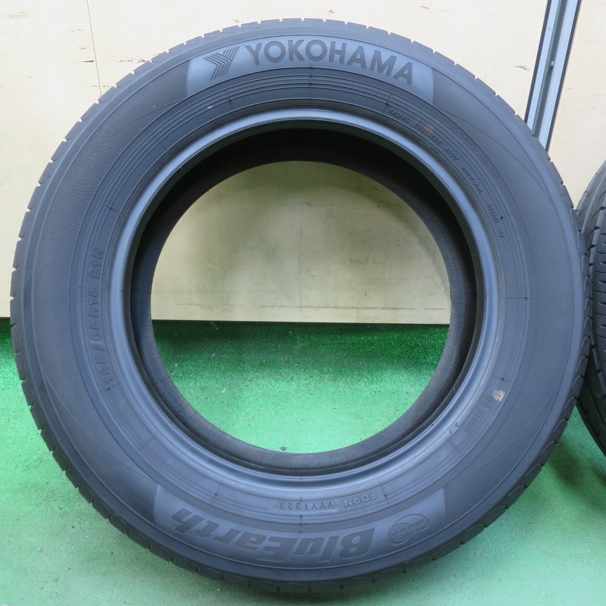 バリ溝！22年！ほぼ10分★195/65R15 ヨコハマ ブルーアース AE01F タイヤ 15インチ プリウス ノア ヴォクシー 等★5072202イノタ