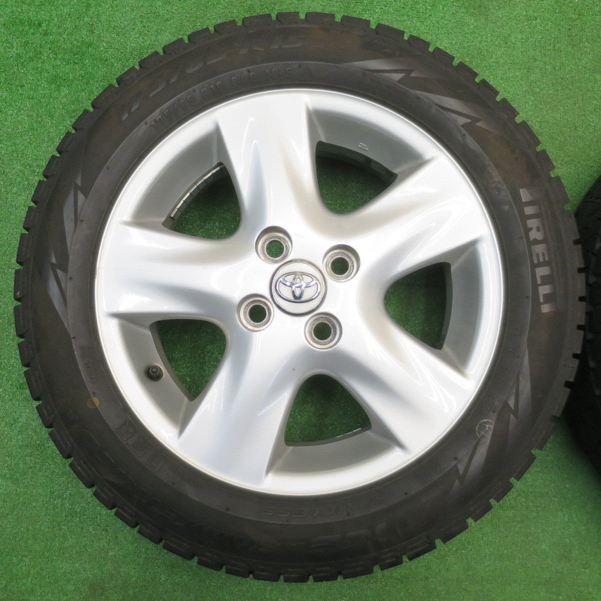 バリ溝！8.5分★トヨタ ヴィッツ 純正 175/65R15 スタッドレス ピレリ アイスアシンメトリコ プラス 15インチ PCD100/4H★5110402NJス