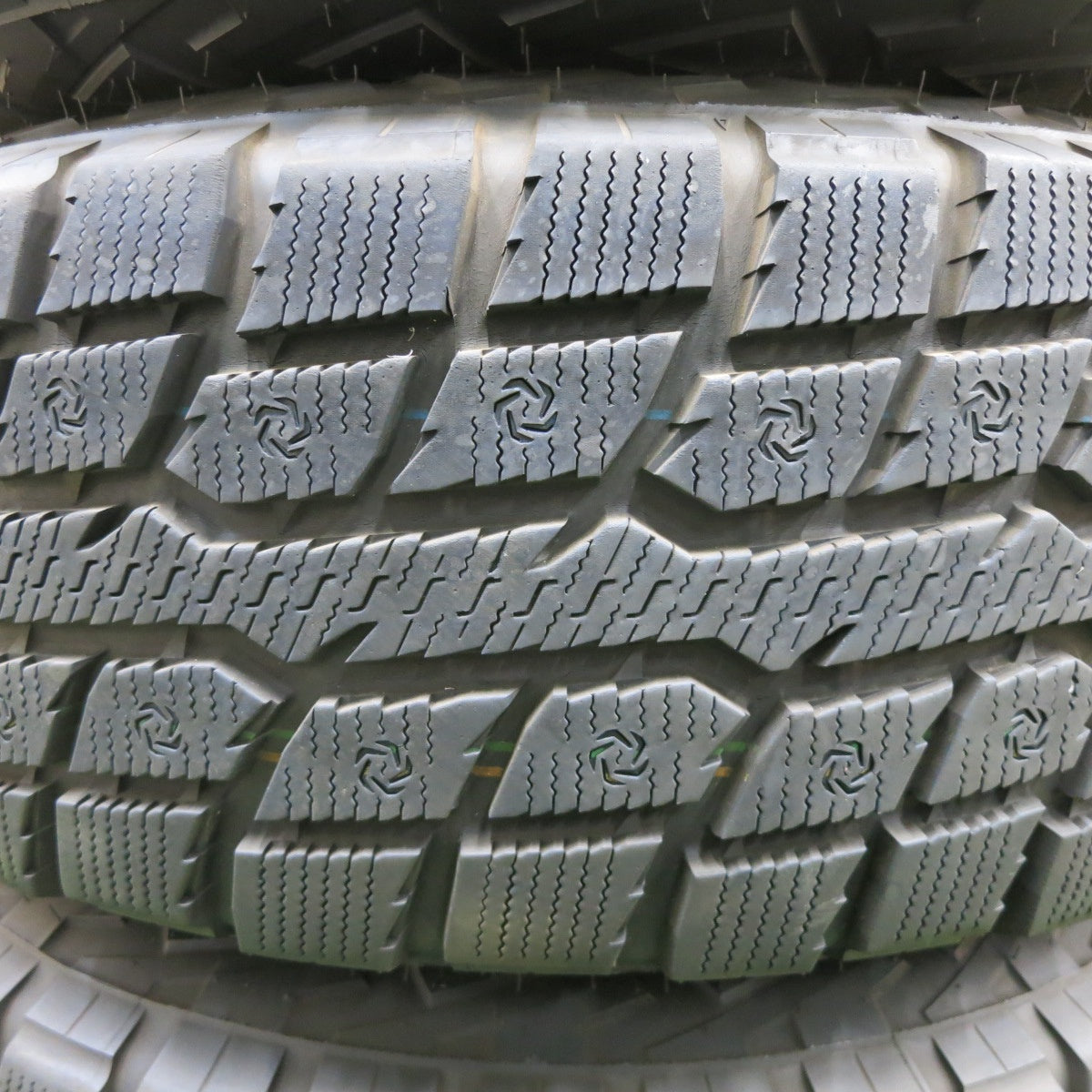 バリ溝！23年！キレイ！9分★RAYS TEAM DAYTONA M8 285/70R17 116/113Q 6PR スタッドレス トーヨー オブザーブ W/T-R レイズ デイトナ 17インチ PCD139.7/6H★6012305ナス