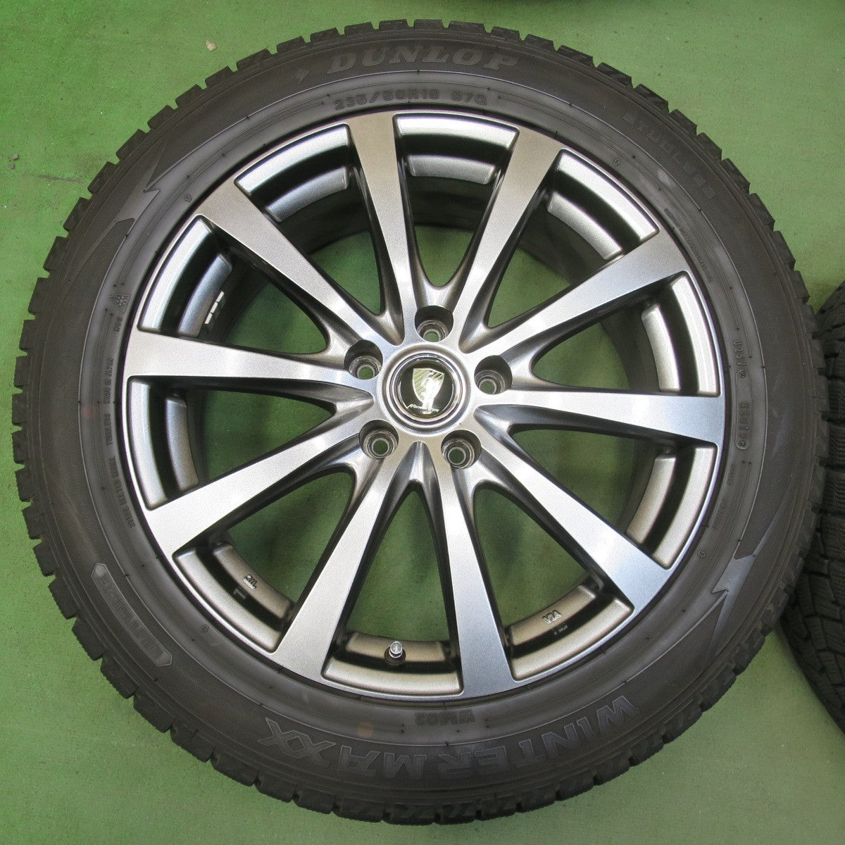 バリ溝！キレイ！9.5分★スタッドレス 235/50R18 ダンロップ ウインターマックス WM02 MANARAY SPORT マナレイ スポーツ 18インチ PCD114.3/5H★5110503イス