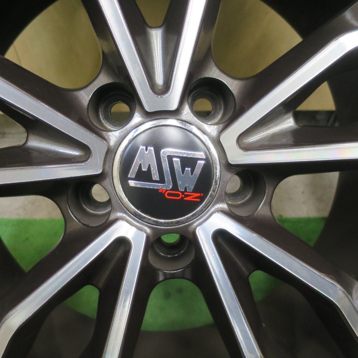 バリ溝！24年！9.5分★ベンツ アウディ 等 O・Z MSW71 225/60R18 スタッドレス ヨコハマ アイスガード G075 18インチ OZ PCD112/5H★6040202TTス