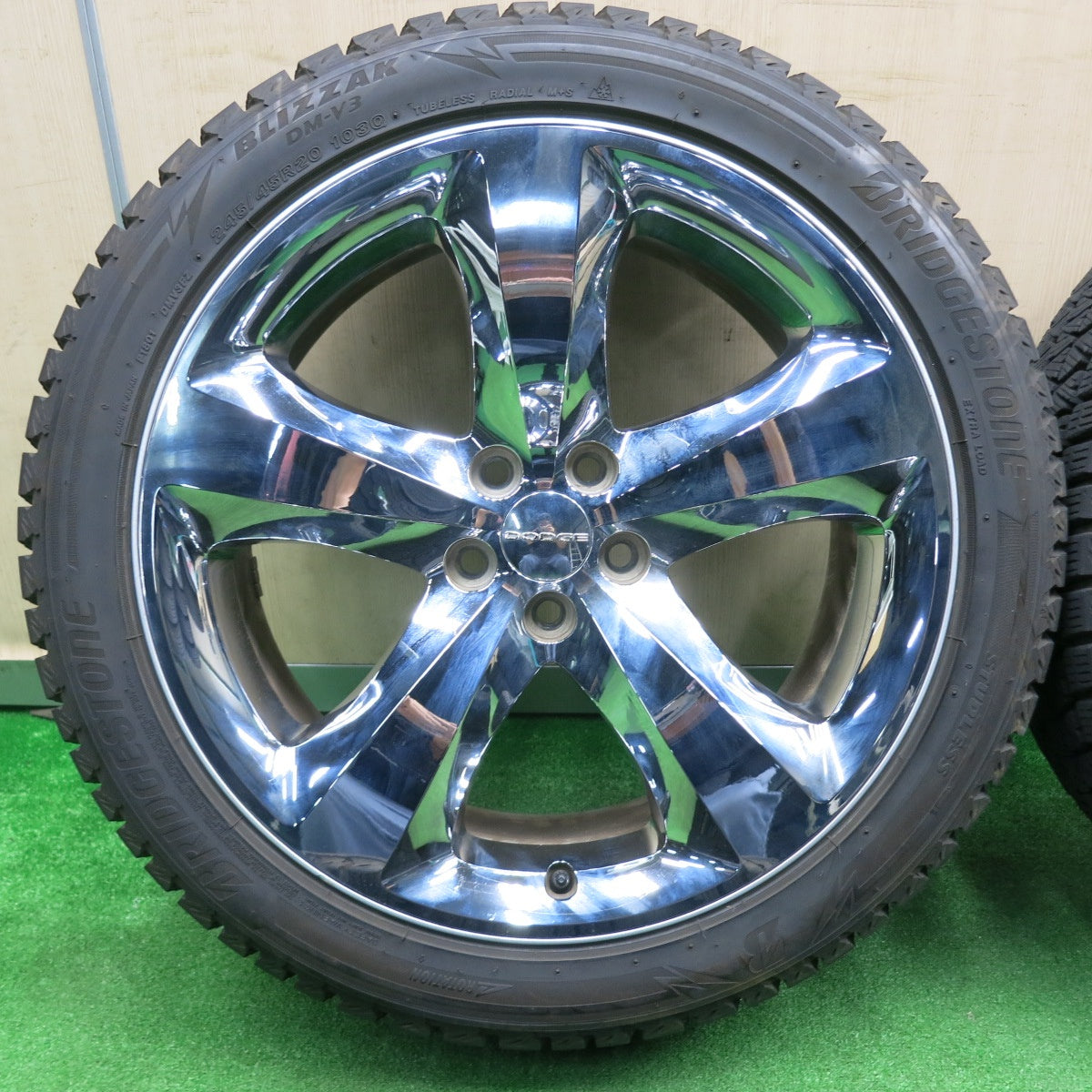 [送料無料] バリ溝！8.5分★ダッジ チャレンジャー 純正 245/45R20 スタッドレス ブリヂストン ブリザック DM-V3 20インチ PCD115/5H★4110908NJス
