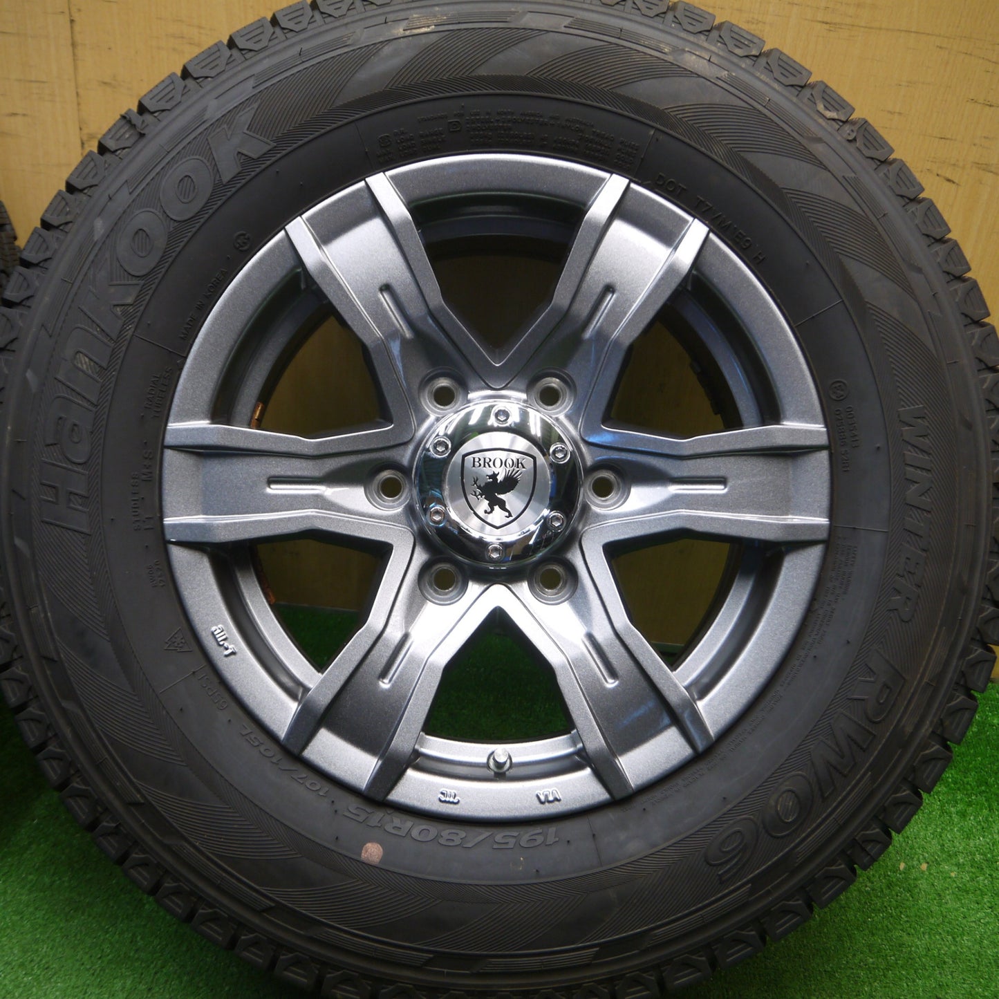 [送料無料] バリ溝！22年！キレイ！9.5分以上★スタッドレス ハイエース 等 195/80R15 107/105L ハンコック ウインター RW06 BROOK 15インチ PCD139.7/6H★4112503Hス