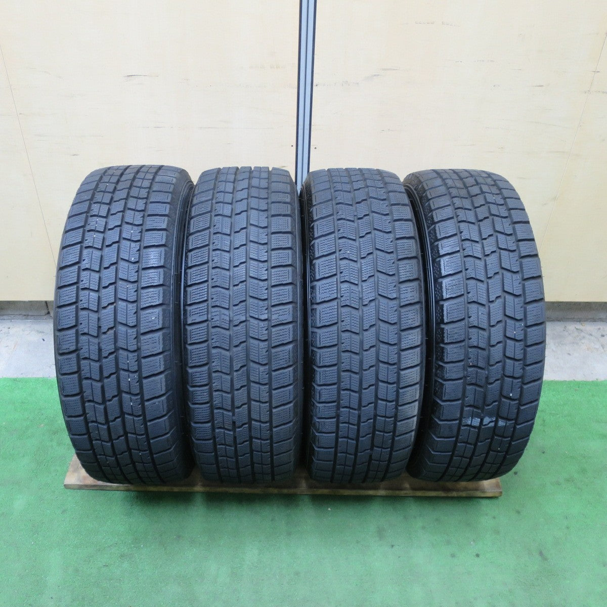 バリ溝！24年！キレイ！9.5分以上★スタッドレス 195/65R15 グッドイヤー アイスナビ7 ravrion RS01 ラブリオン 15インチ PCD114.3/5H★5112101TTス