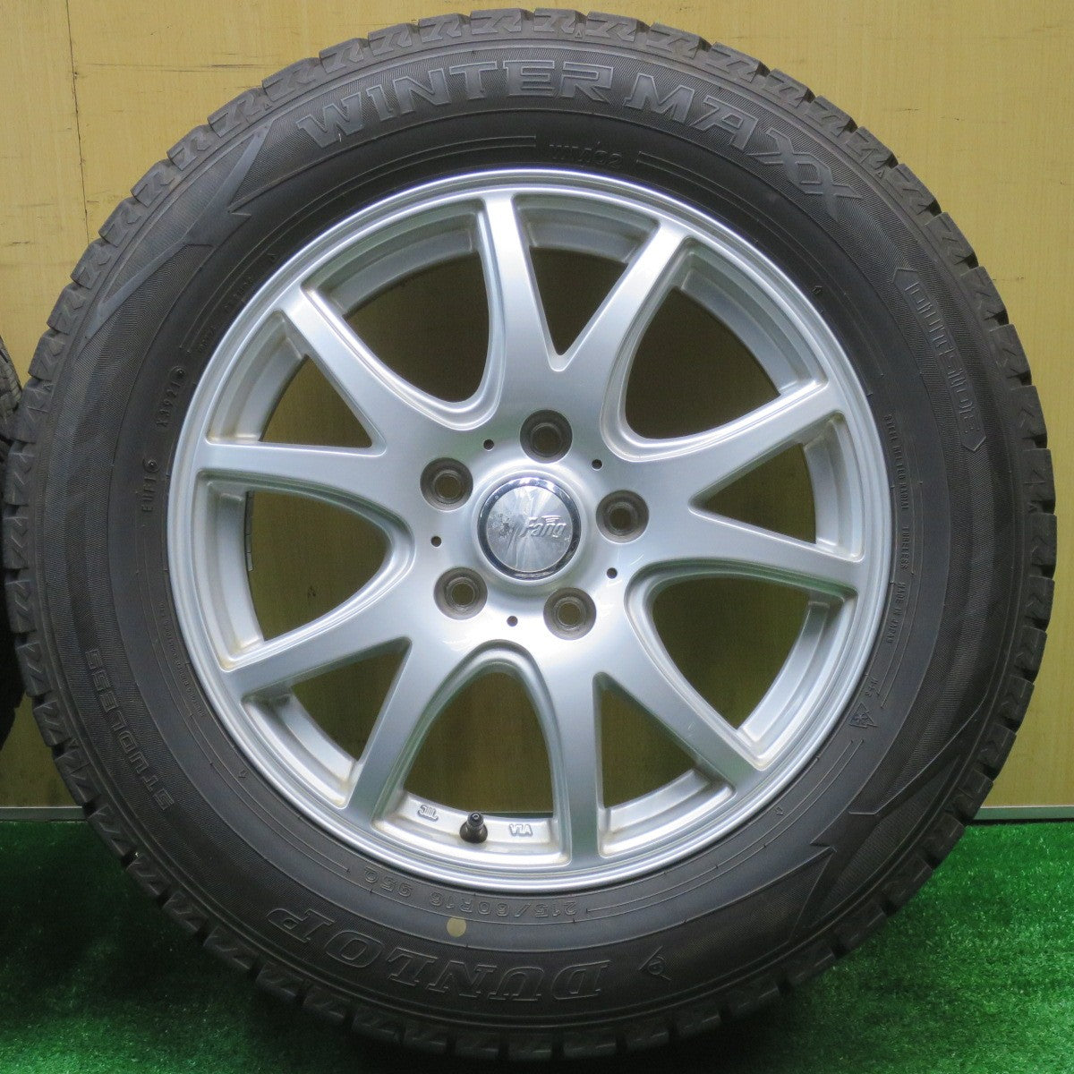 バリ溝！21年！9.5分★スタッドレス 215/60R16 ダンロップ ウインターマックス WM02 Fang ファング 16インチ PCD114.3/5H★5102807NJス