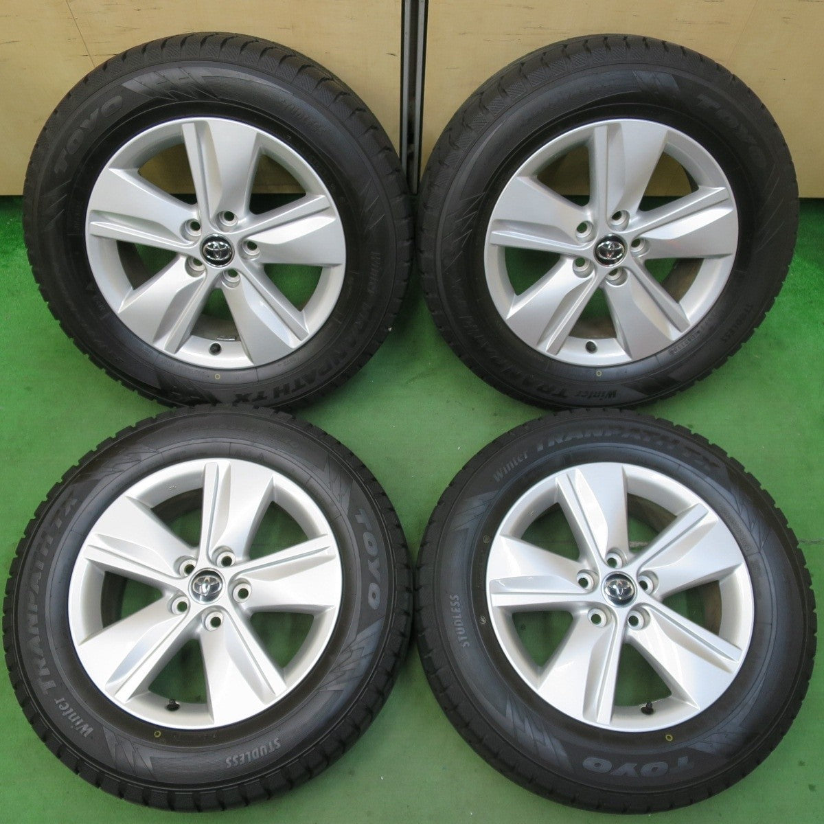 バリ溝！キレイ！9.5分★トヨタ 60系 ハリアー 純正 225/65R17 スタッドレス トーヨー ウインター トランパス TX 17インチ PCD114.3/5H★5021108イス